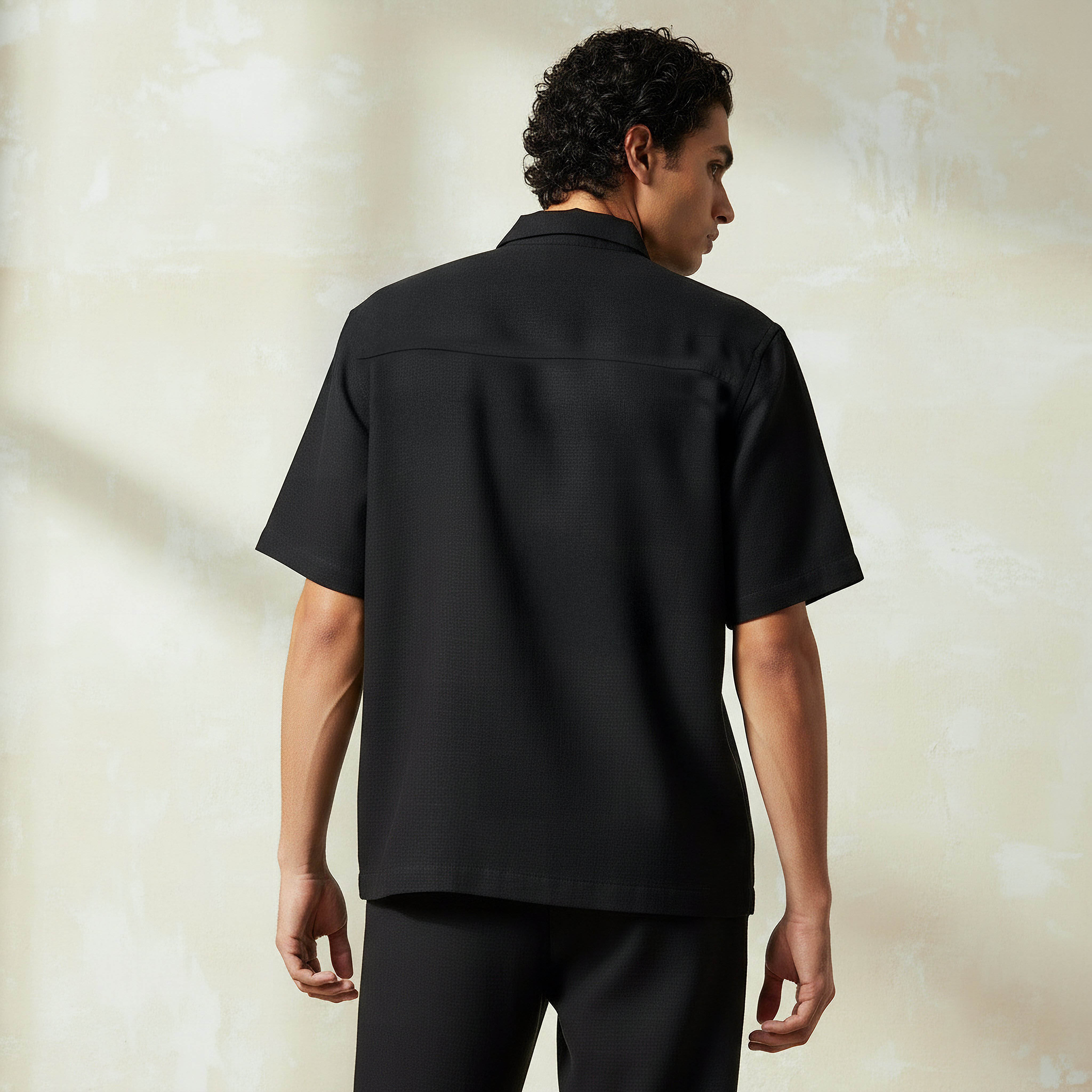 قميص بقصّة عادية وياقة عادية وأكمام قصيرة للرجال-men-clothing-shirts-image-1