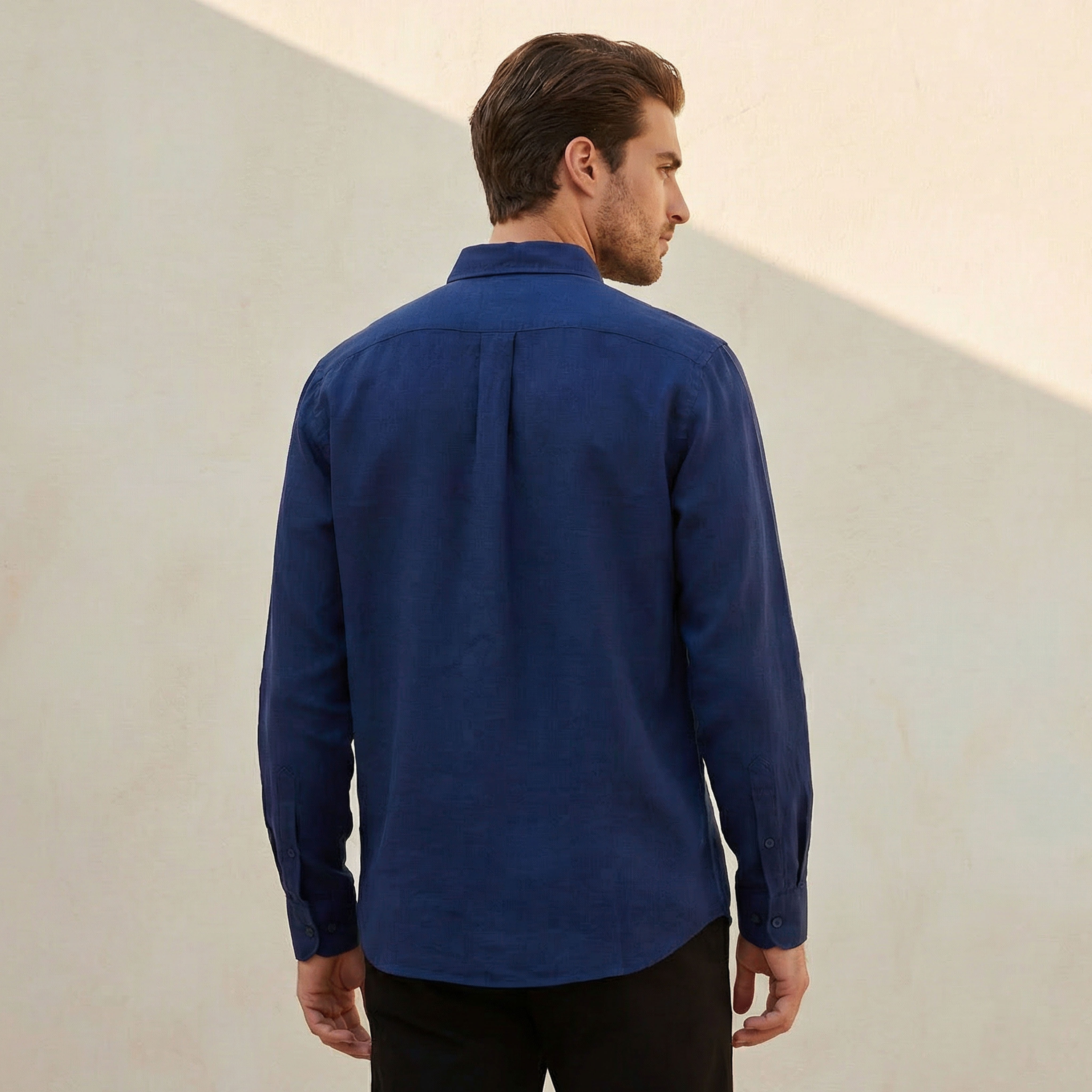 قميص من مزيج الكتان بقصة عادية وياقة عادية وأكمام طويلة وأزرار للرجال-men-clothing-shirts-image-4