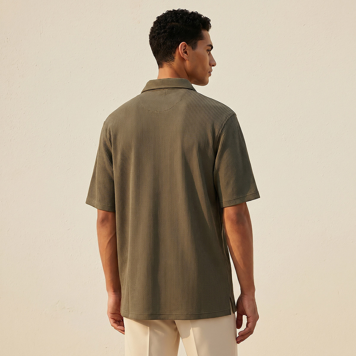 قميص بارز الملمس بقصّة عادية وياقة عادية وأكمام قصيرة للرجال-men-clothing-shirts-image-4