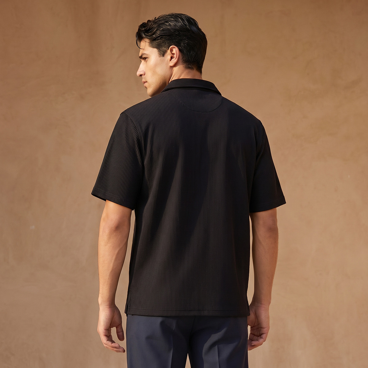 قميص بارز الملمس بقصّة عادية وياقة عادية وأكمام قصيرة للرجال-men-clothing-shirts-image-4