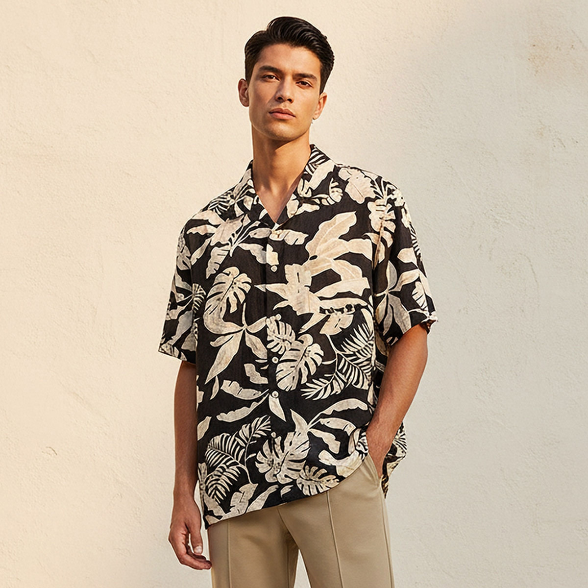 قميص ريزورت بطبعات وياقة وقصة عادية وأكمام قصيرة من سبلاش سمارت-men-clothing-shirts-image-1
