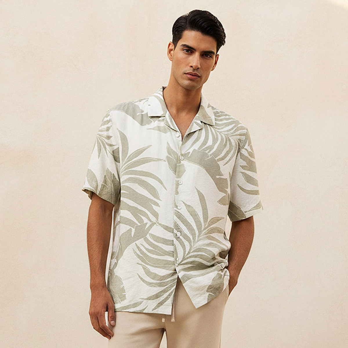 قميص ريزورت بطبعات وياقة وقصة عادية وأكمام قصيرة من سبلاش سمارت-men-clothing-shirts-image-1
