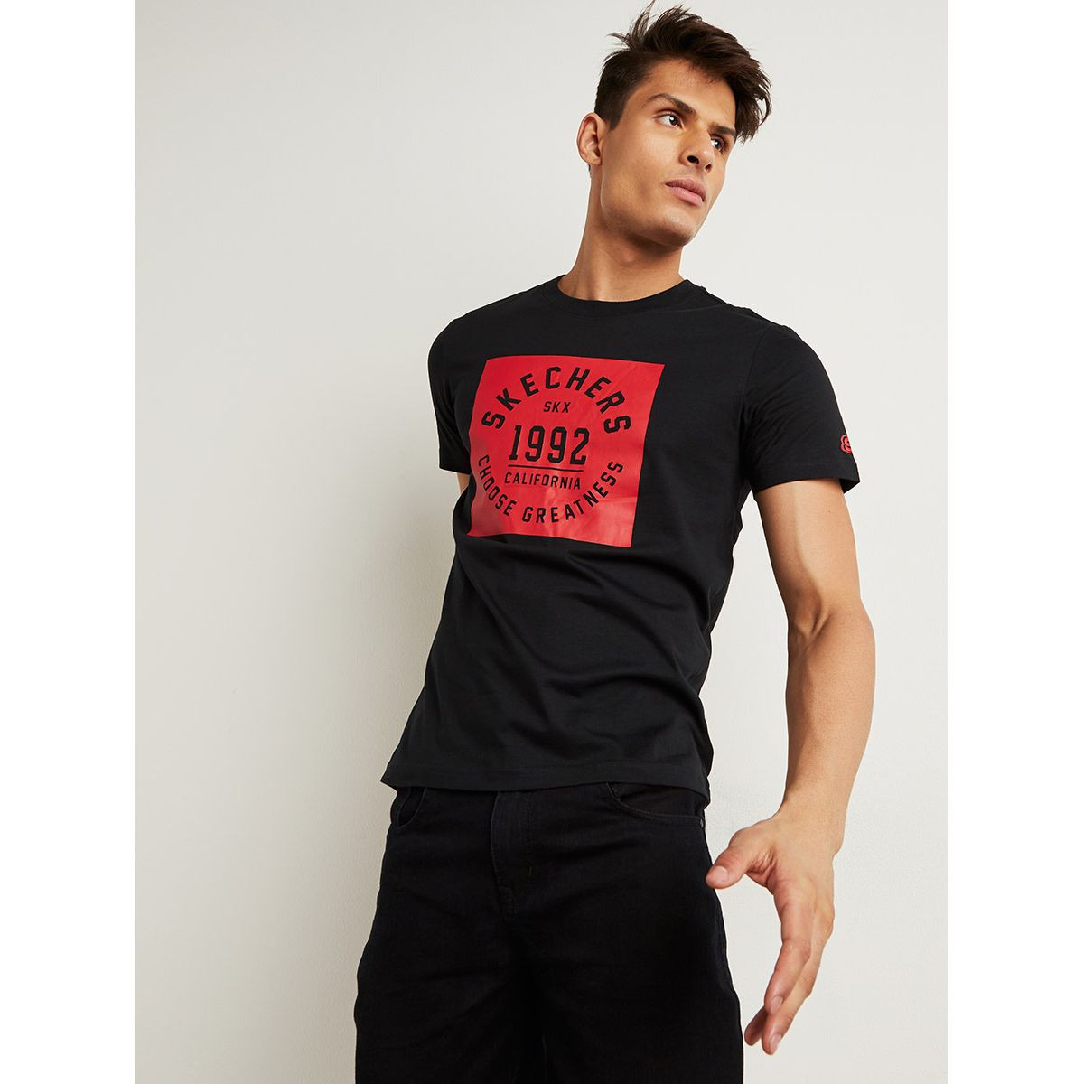 تيشيرت مطبوع بأكمام قصيرة من سكيتشرز-men-clothing-sportswearandactivewear-tshirtsandpolos-image-1