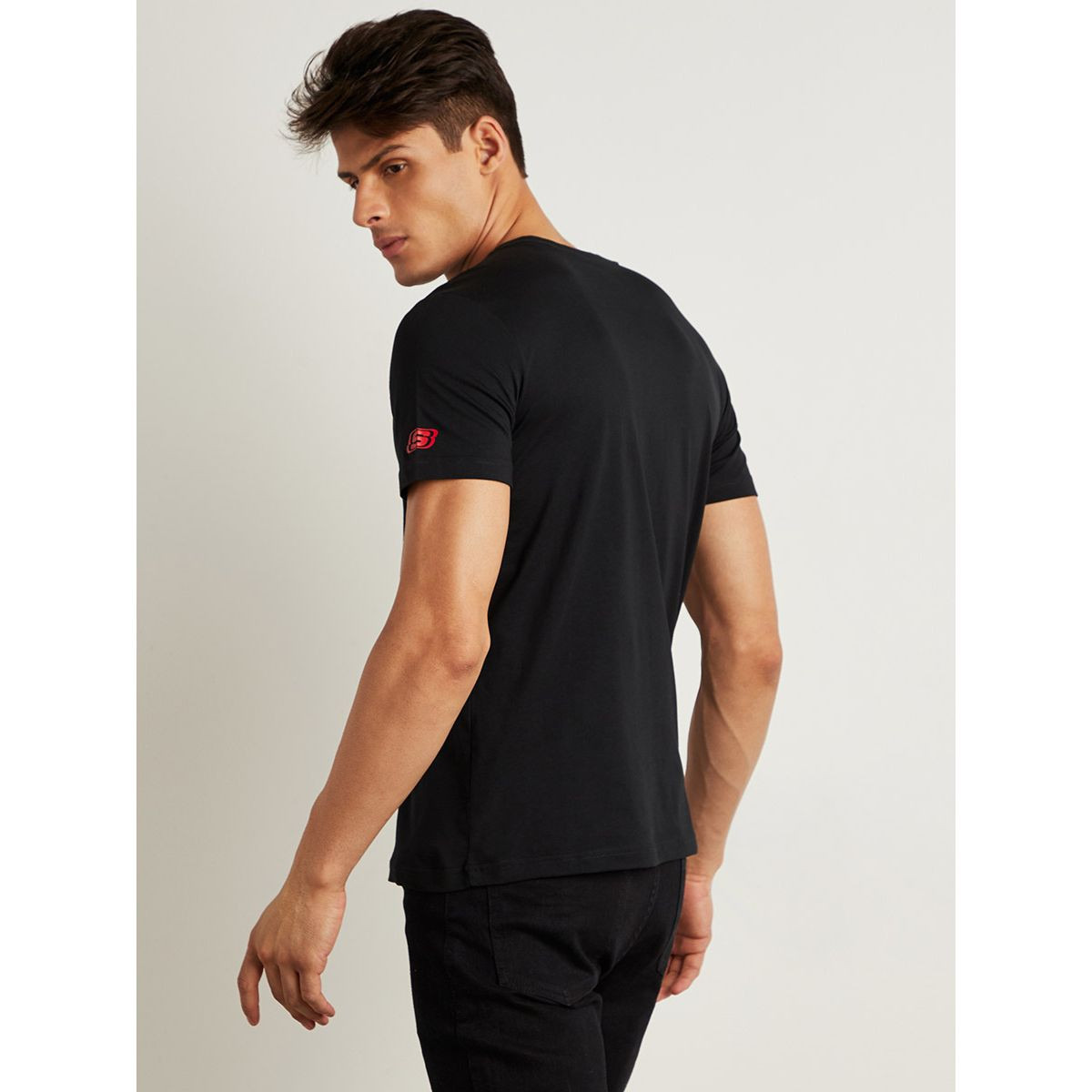 تيشيرت مطبوع بأكمام قصيرة من سكيتشرز-men-clothing-sportswearandactivewear-tshirtsandpolos-image-3