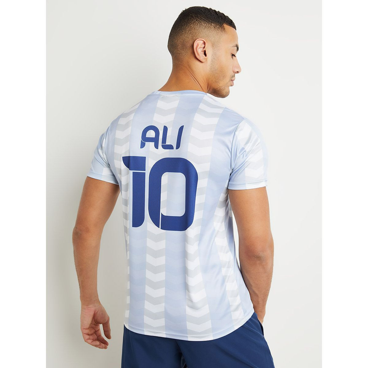تيشيرت علي مخطط لكرة القدم من ستايلي-men-clothing-sportswearandactivewear-tshirtsandpolos-image-4