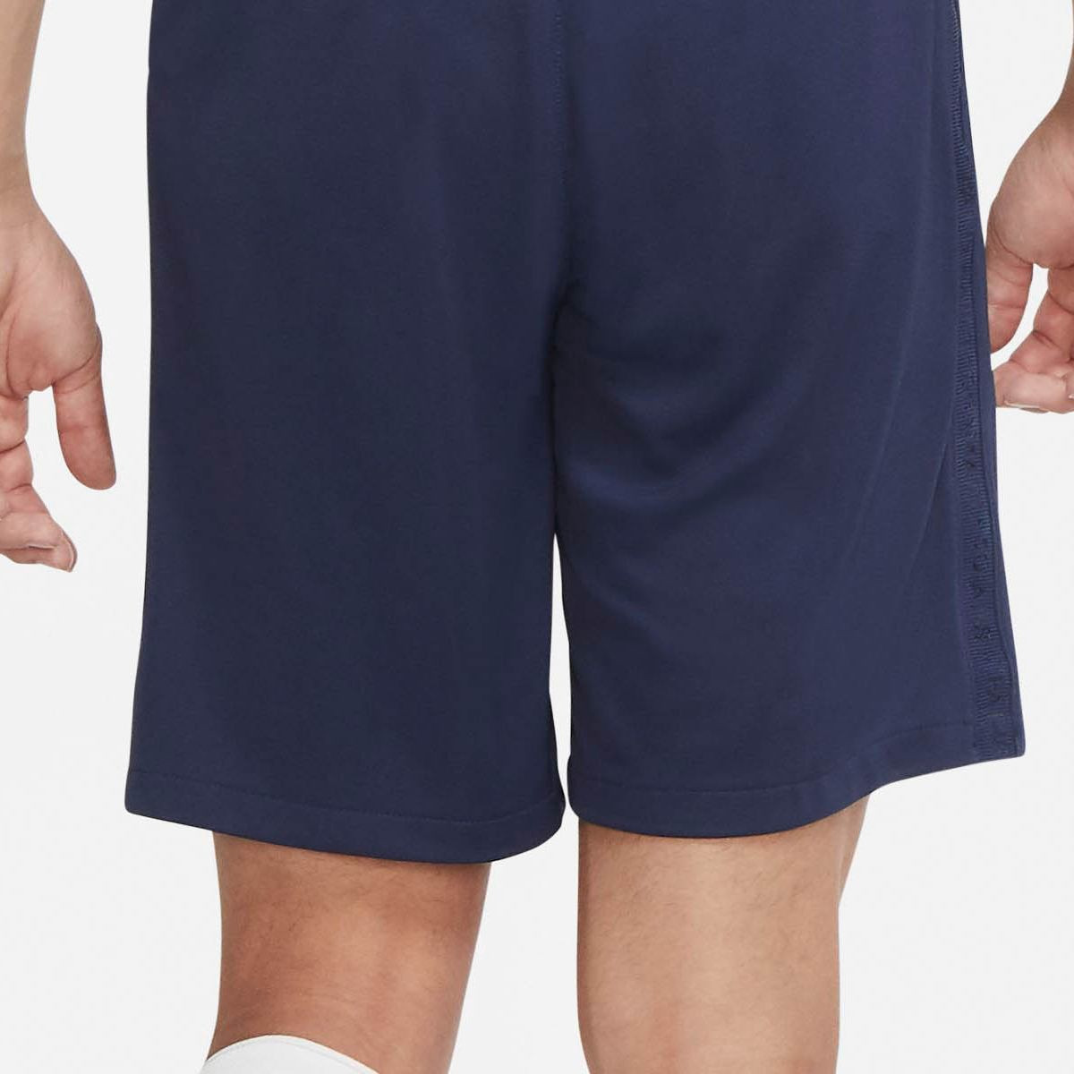 شورت نايكي بخصر مطاطي من نايكي-men-clothing-sportswearandactivewear-bottoms-image-2