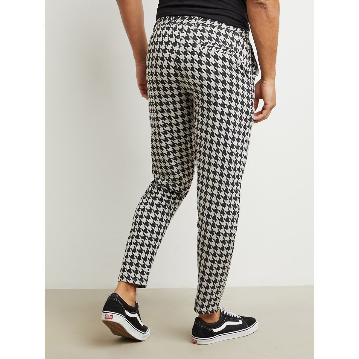 Styli Houndstooth Print Slim Fit Knitted Pants-men-clothing-bottoms-trousersandchinos-trousers-image-5