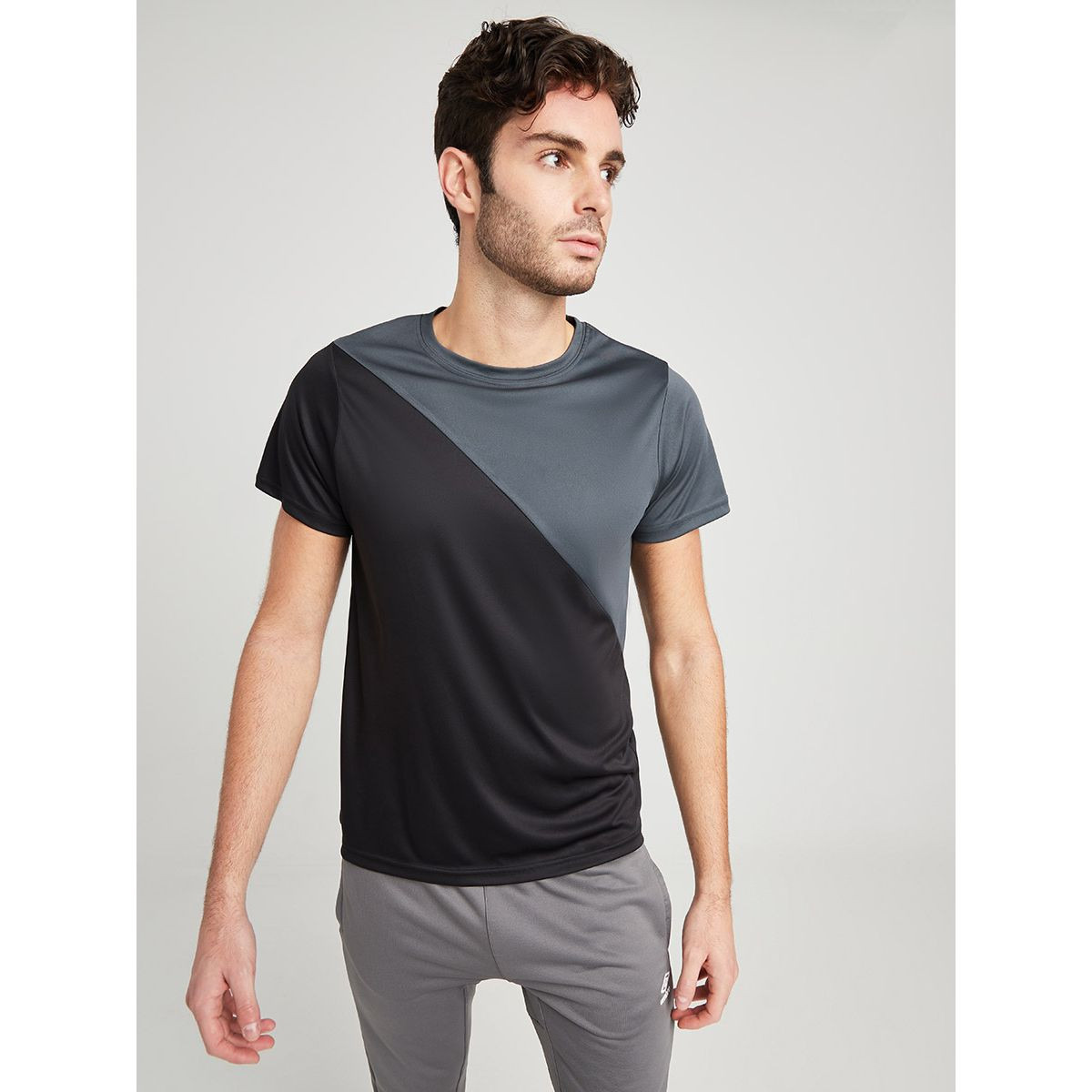 تيشيرت رياضي بنمط كتل الالوان من ستايلي-men-clothing-sportswearandactivewear-tshirtsandpolos-image-1