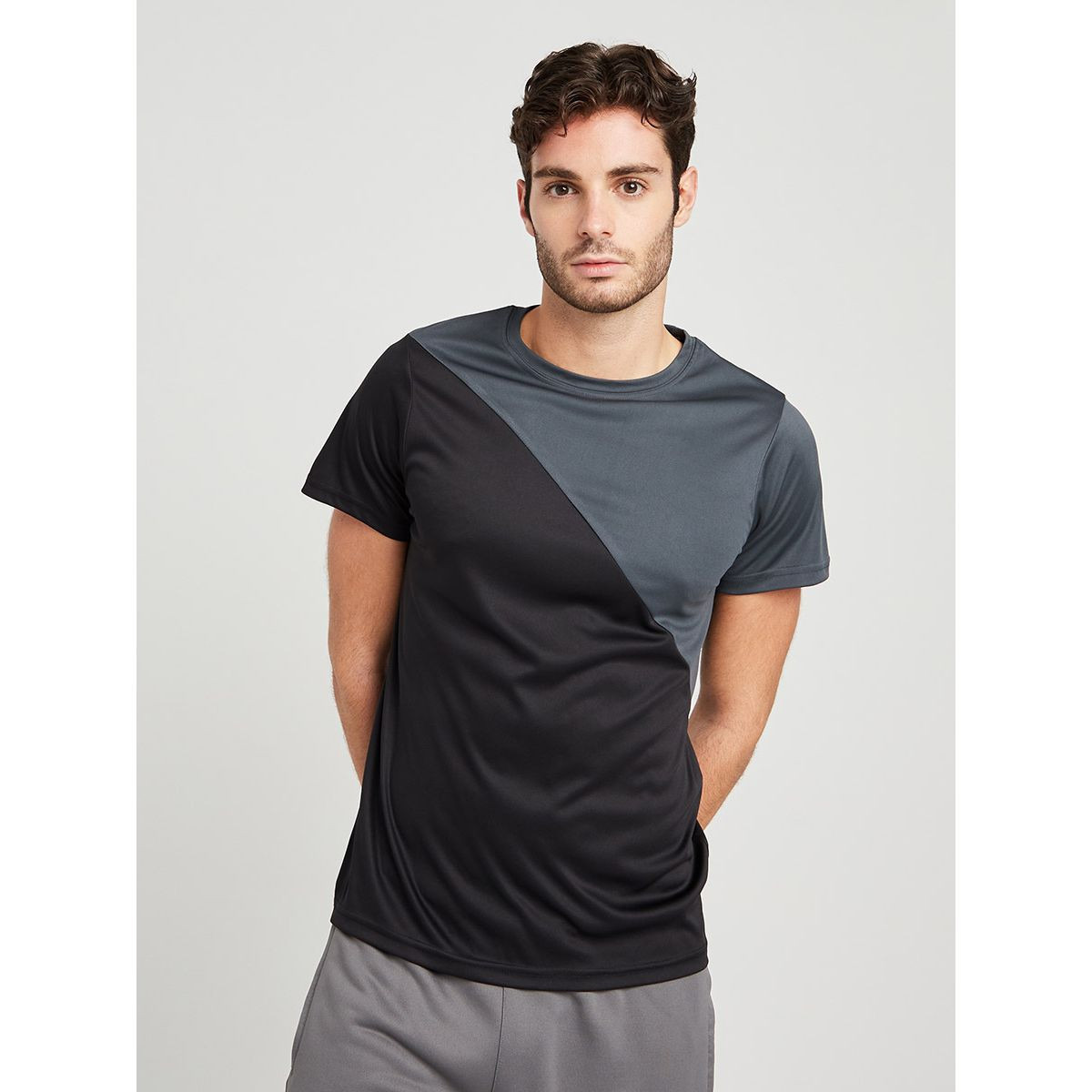 تيشيرت رياضي بنمط كتل الالوان من ستايلي-men-clothing-sportswearandactivewear-tshirtsandpolos-image-3