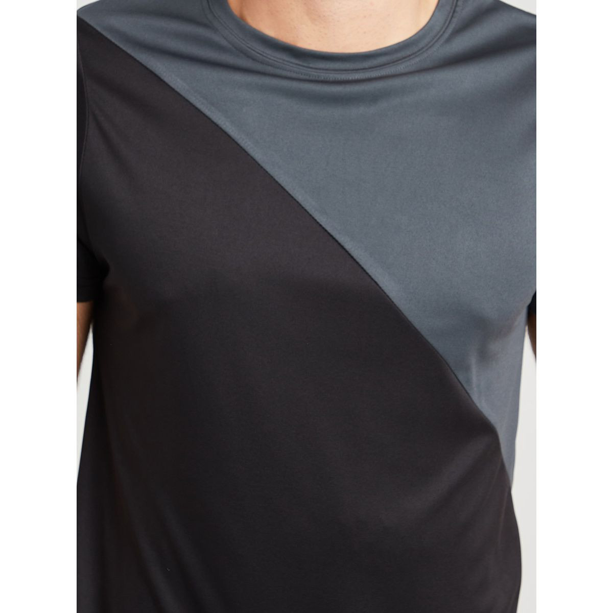 تيشيرت رياضي بنمط كتل الالوان من ستايلي-men-clothing-sportswearandactivewear-tshirtsandpolos-image-4