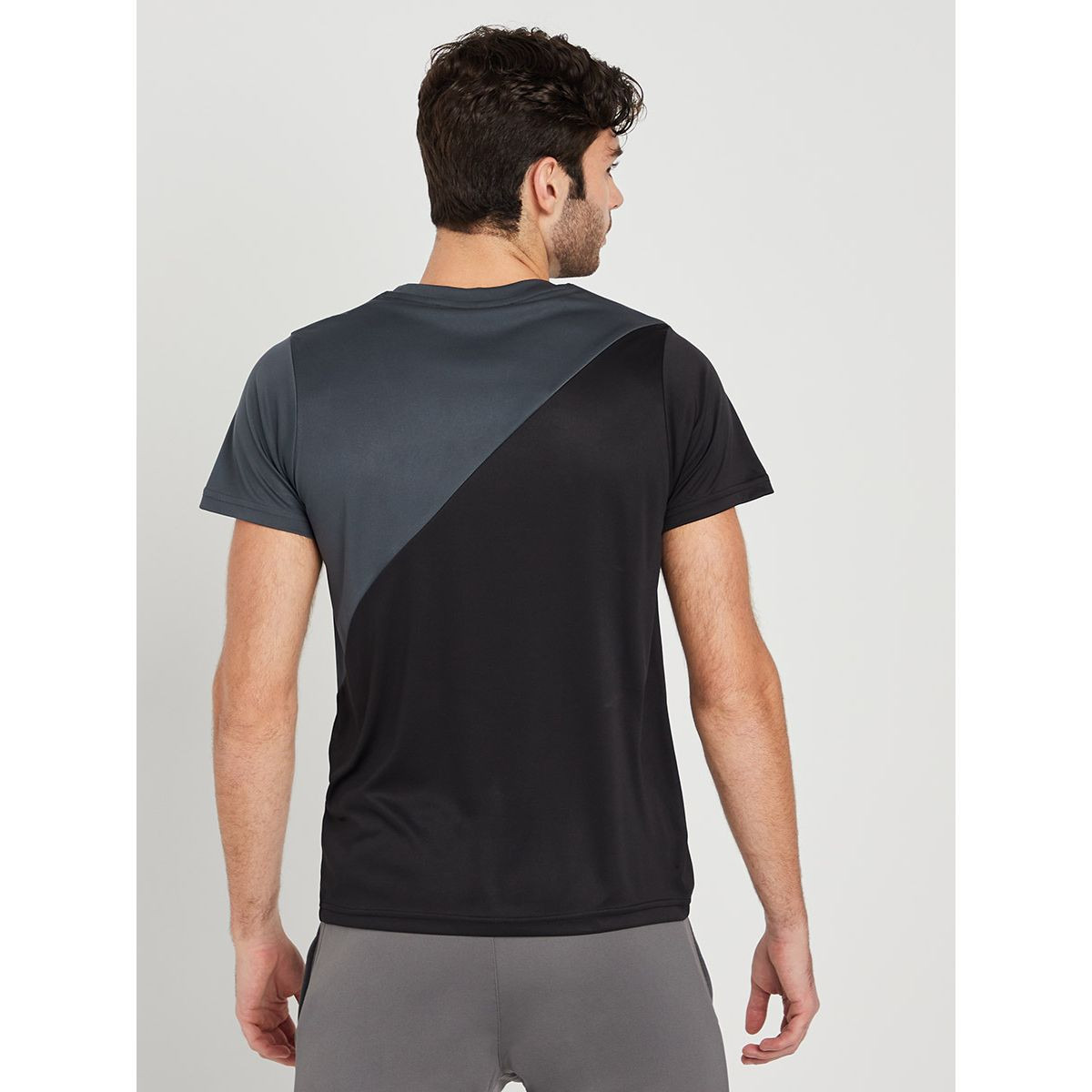 تيشيرت رياضي بنمط كتل الالوان من ستايلي-men-clothing-sportswearandactivewear-tshirtsandpolos-image-5