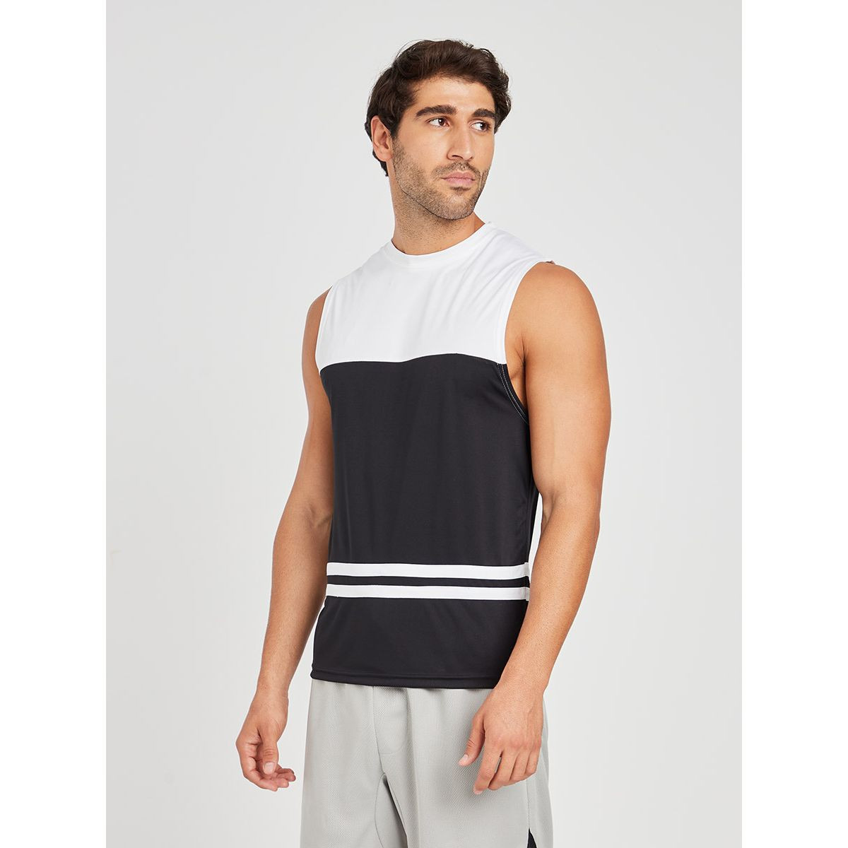 تيشيرت رياضي بنمط كتل الالوان من ستايلي-men-clothing-sportswearandactivewear-tshirtsandpolos-image-1
