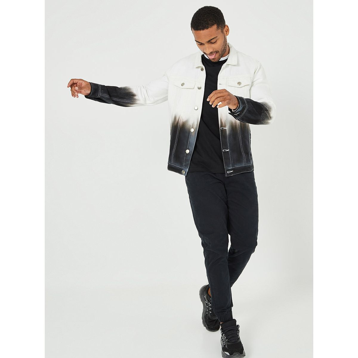جاكيت دنيم مطبع بشعار من ستايلي-men-clothing-jacketsandblazers-jackets-image-2