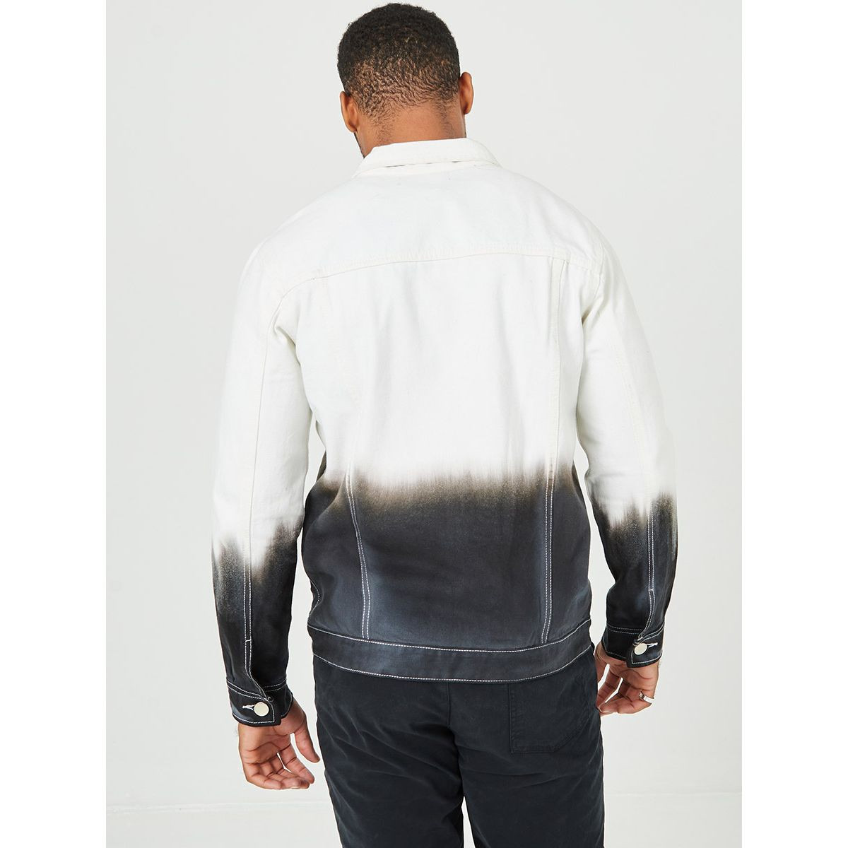 جاكيت دنيم مطبع بشعار من ستايلي-men-clothing-jacketsandblazers-jackets-image-6