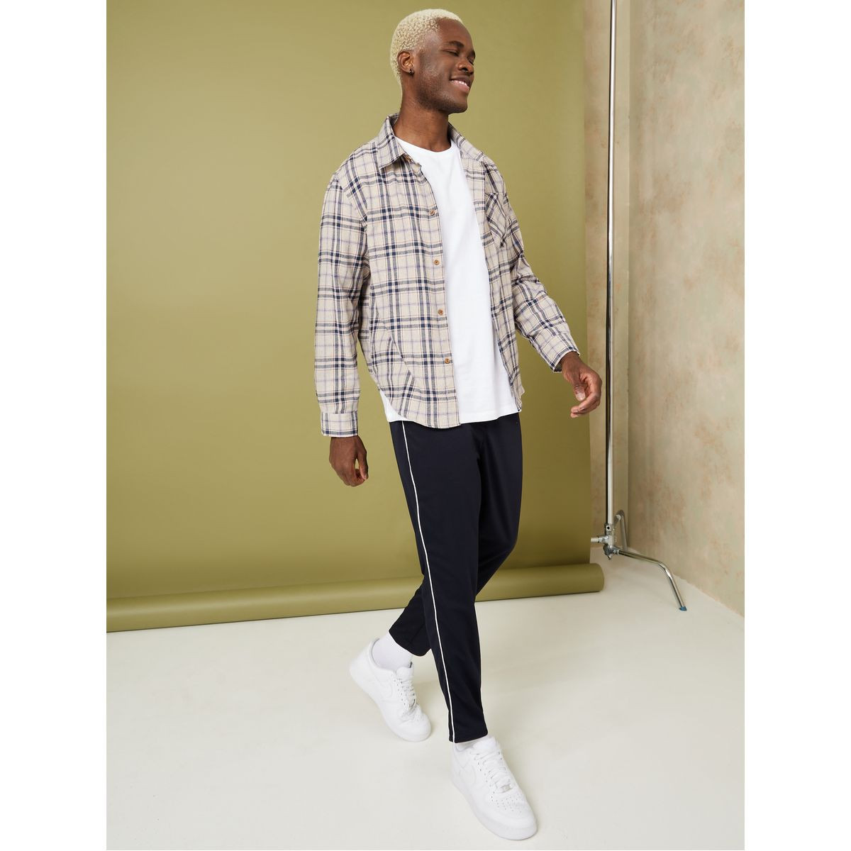 بنطال محبوك بحزوز جانبية-men-clothing-bottoms-trousersandchinos-trousers-image-2
