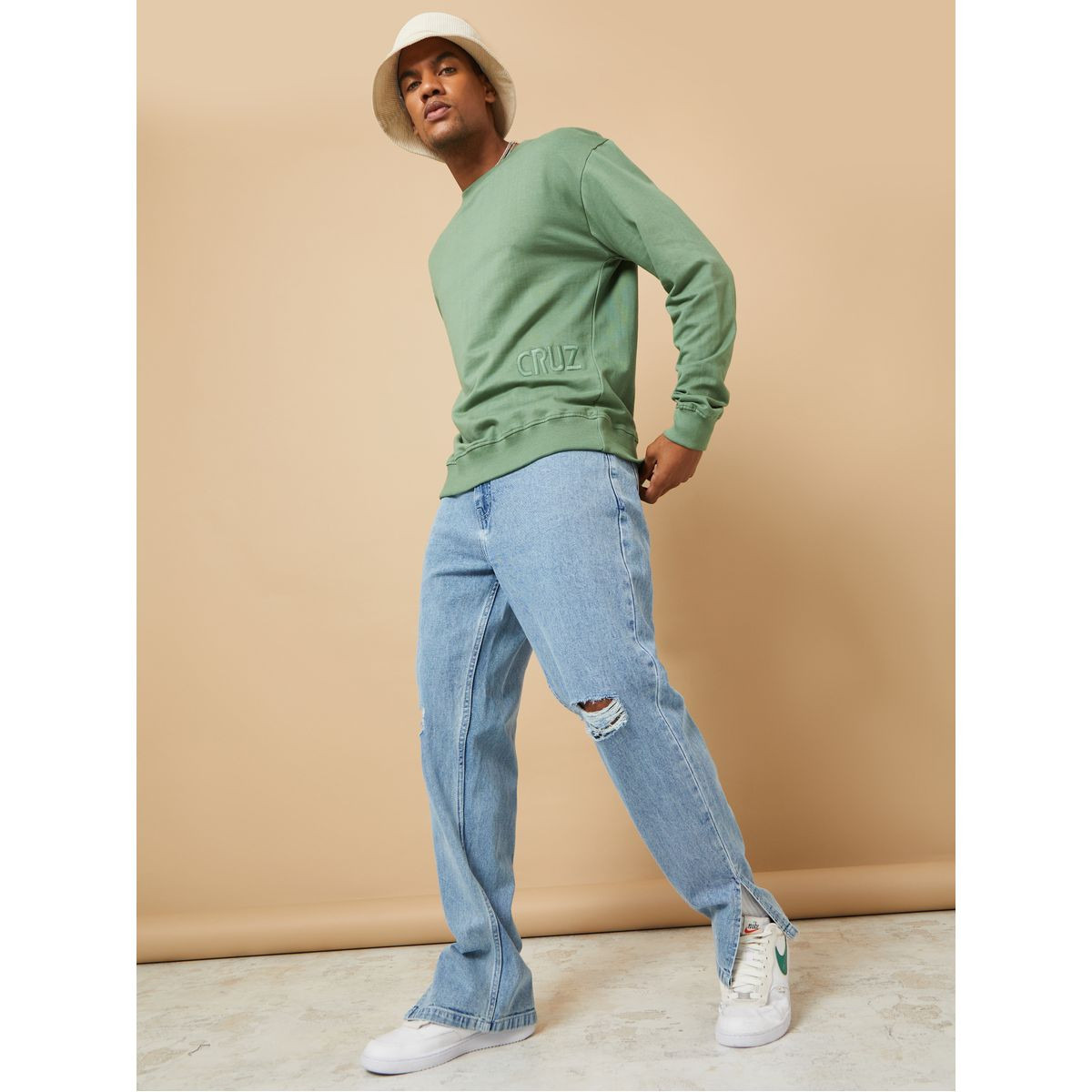 جينز بقصة عادية بتفاصيل ممزقة-men-clothing-jeans-image-1