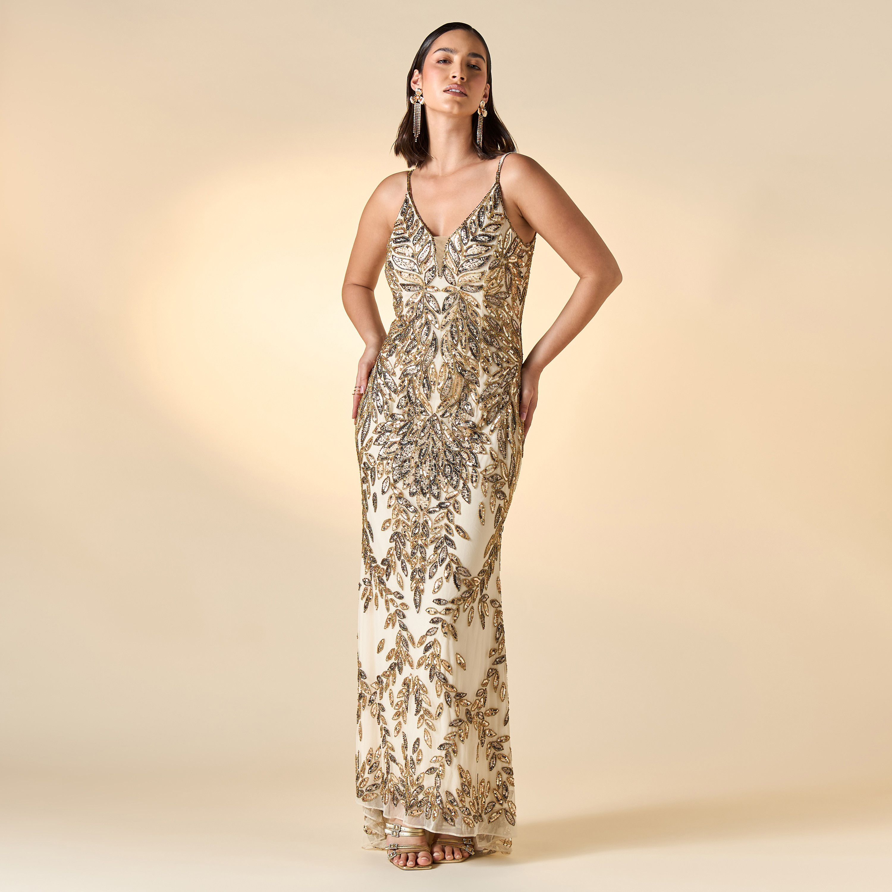 فستان ماكسي مزيّن بياقة V وحمّالات من أميليا روز-women-clothing-dresses-image-1