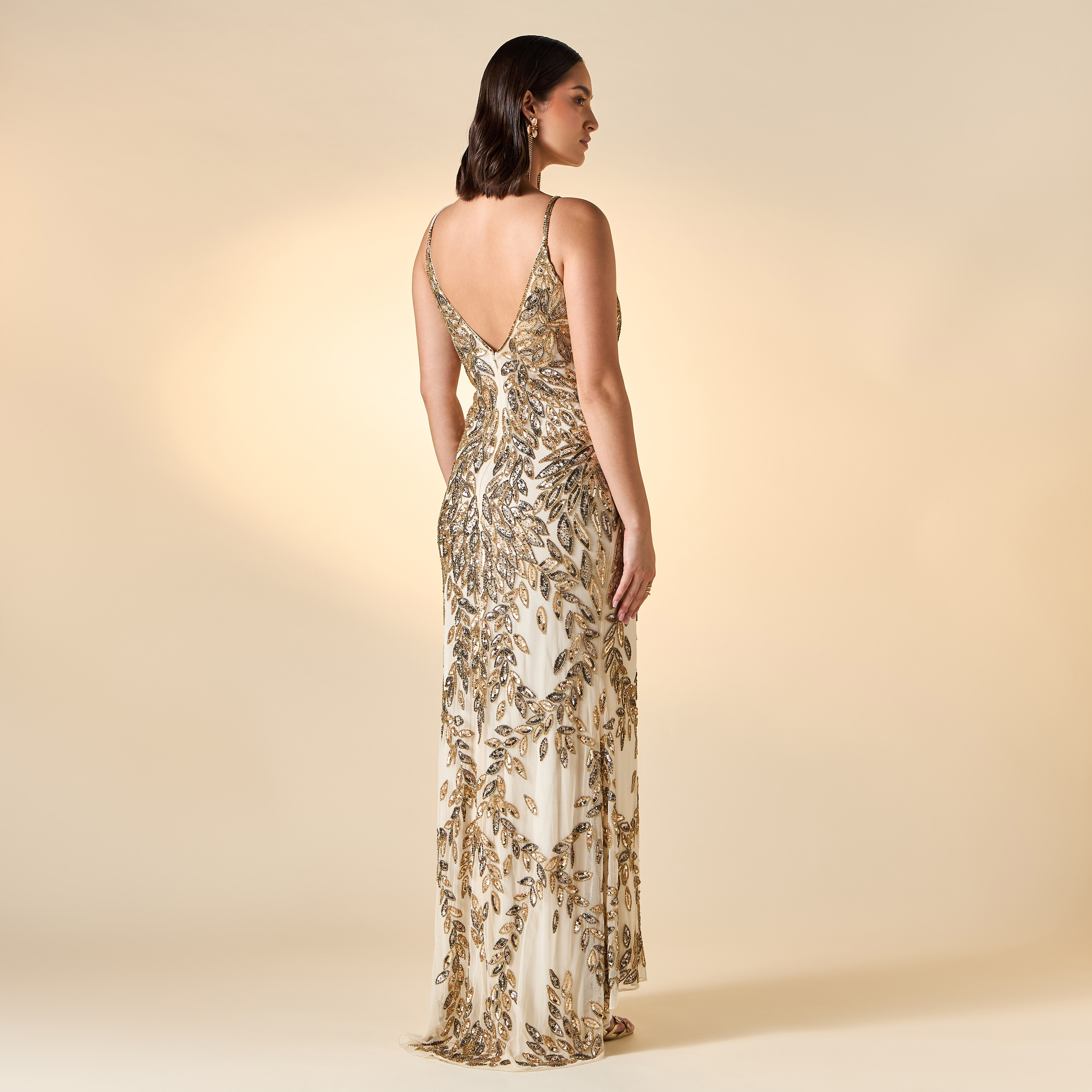 فستان ماكسي مزيّن بياقة V وحمّالات من أميليا روز-women-clothing-dresses-image-2