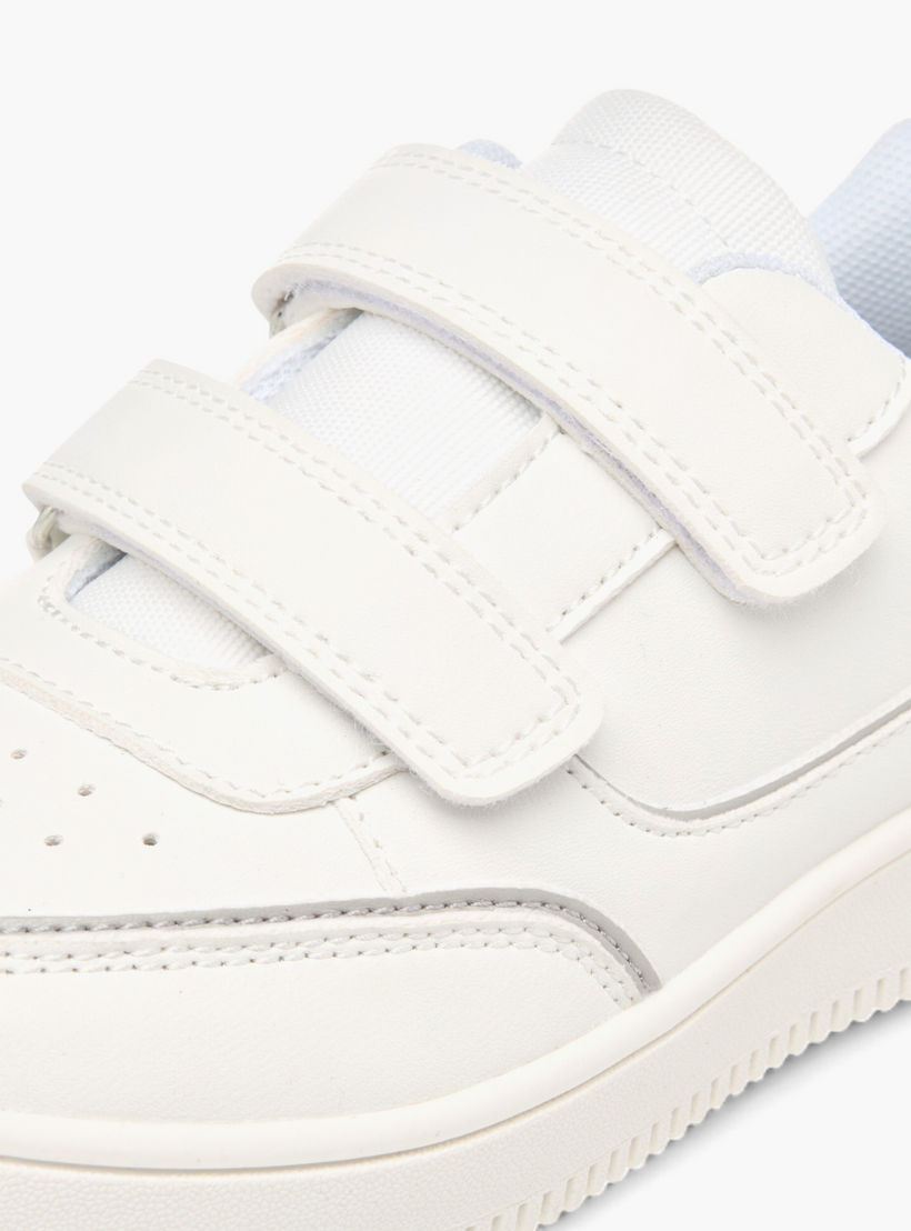 حذاء سنيكرز سادة بشريط إغلاق لاصق من جونيورز-boys-shoes-schoolshoes-image-4