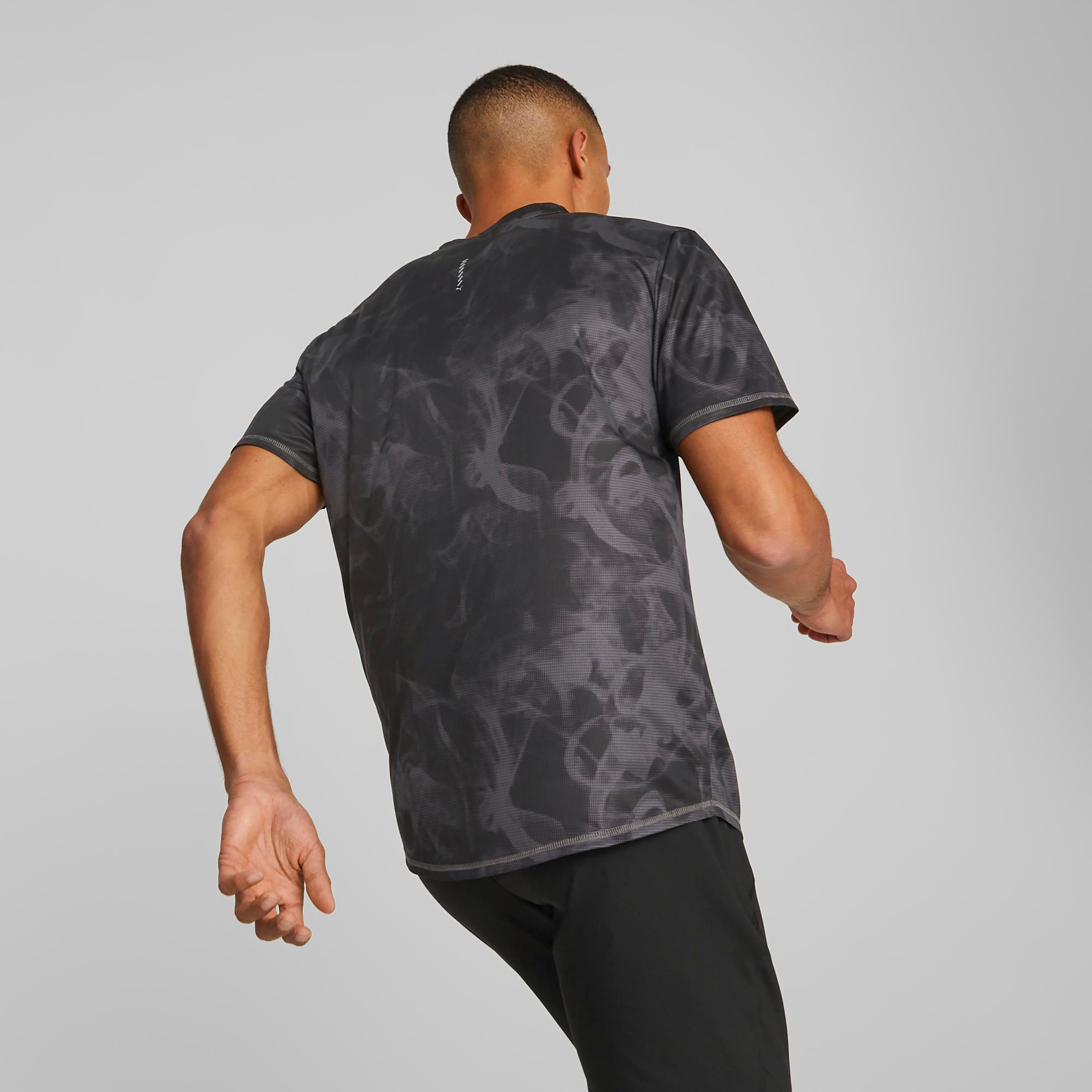 تي شيرت من بوما رن فيفوريت أوف جرافيك للرجال 52326801-men-clothing-sportswearandactivewear-tshirtsandpolos-image-4