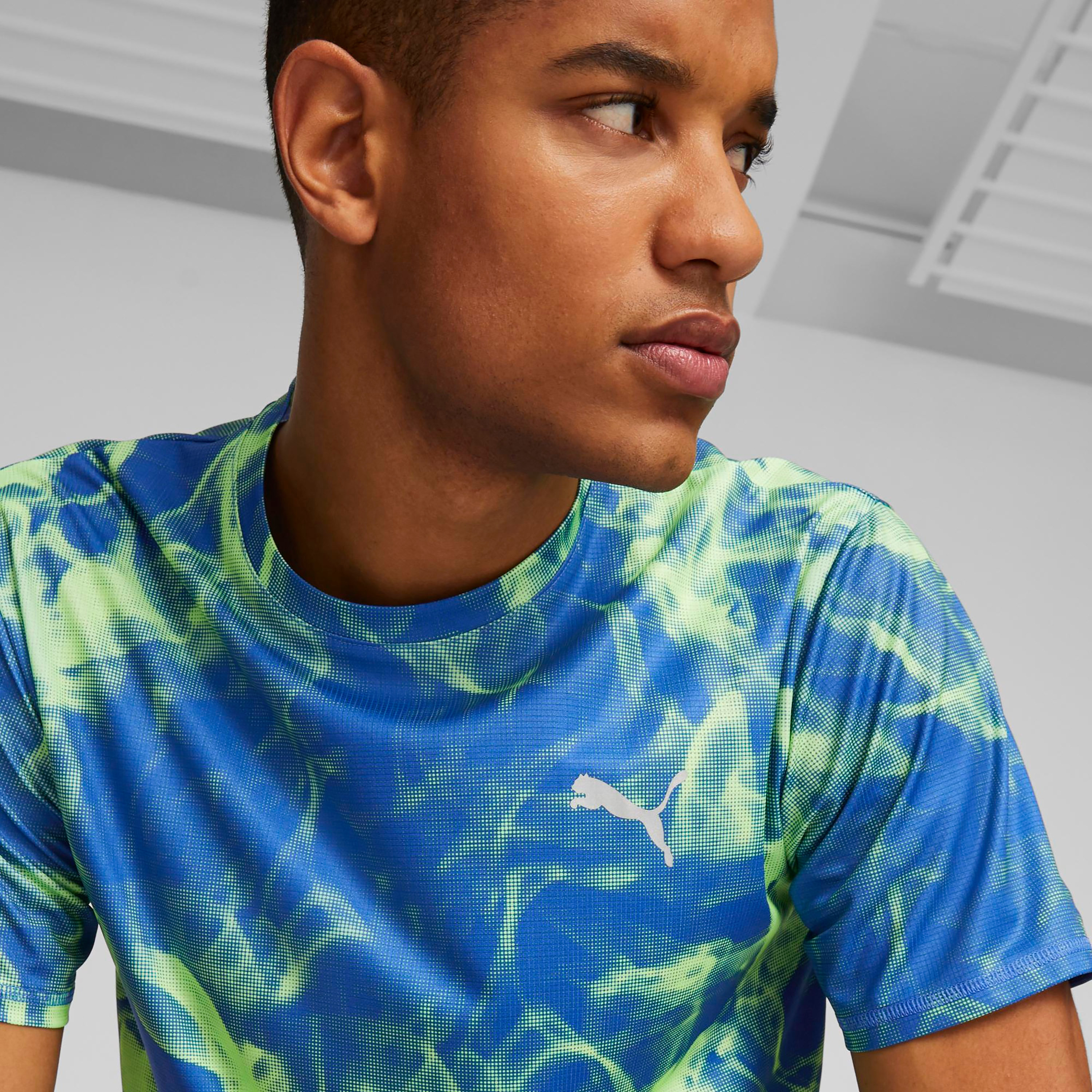 تي شيرت من بوما رن فيفوريت أوف جرافيك للرجال 52326801-men-clothing-sportswearandactivewear-tshirtsandpolos-image-9