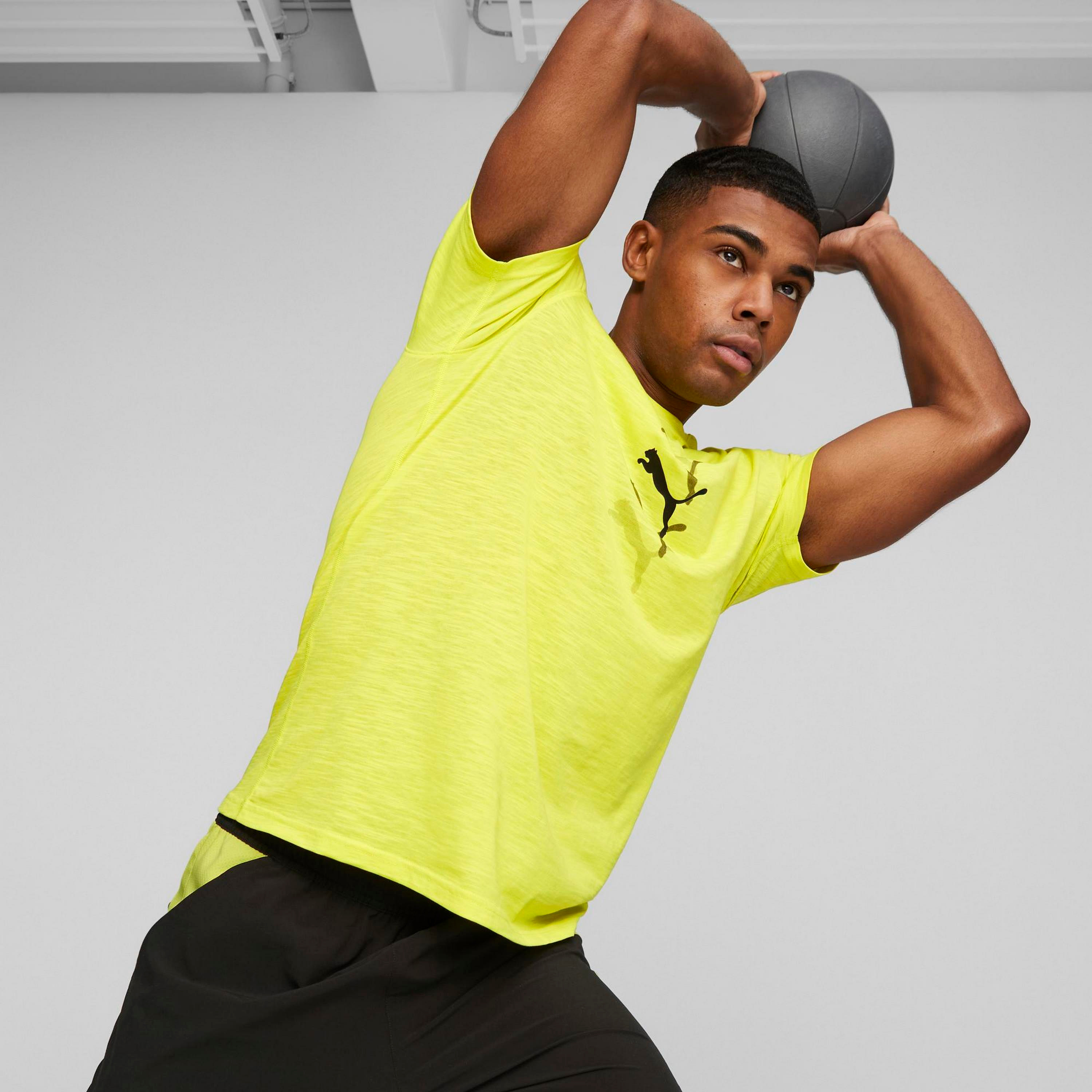 تي شيرت ذو تدريب من بوما جرافيك للرجال | 524198-men-clothing-sportswearandactivewear-tshirtsandpolos-image-1