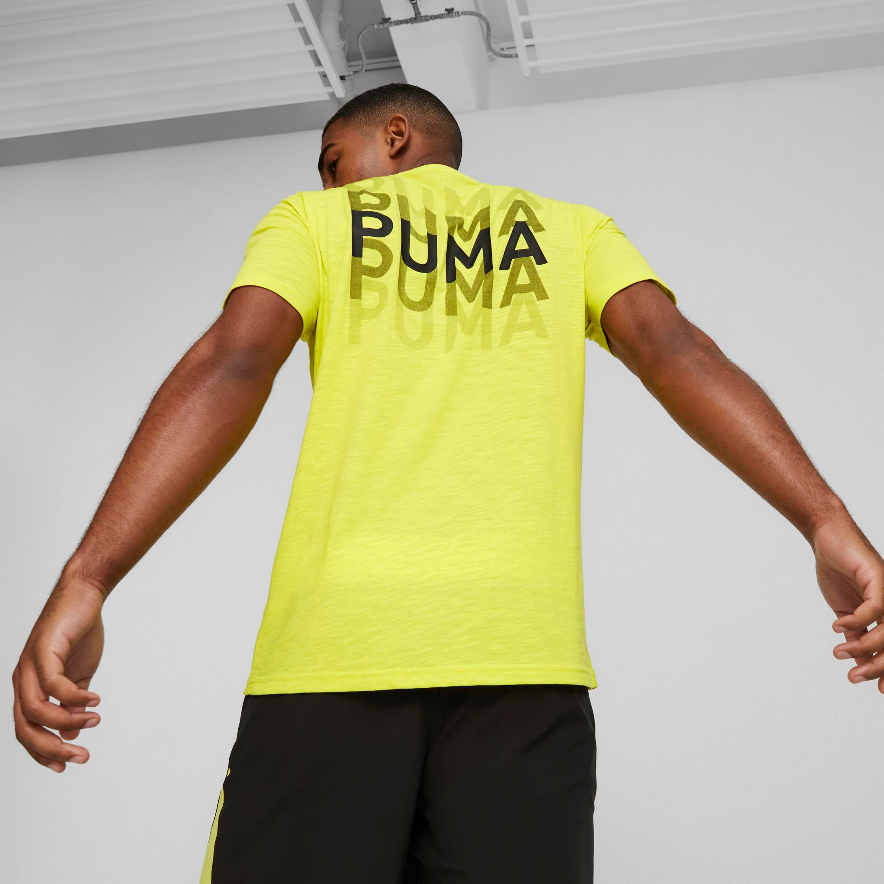 تي شيرت ذو تدريب من بوما جرافيك للرجال | 524198-men-clothing-sportswearandactivewear-tshirtsandpolos-image-4