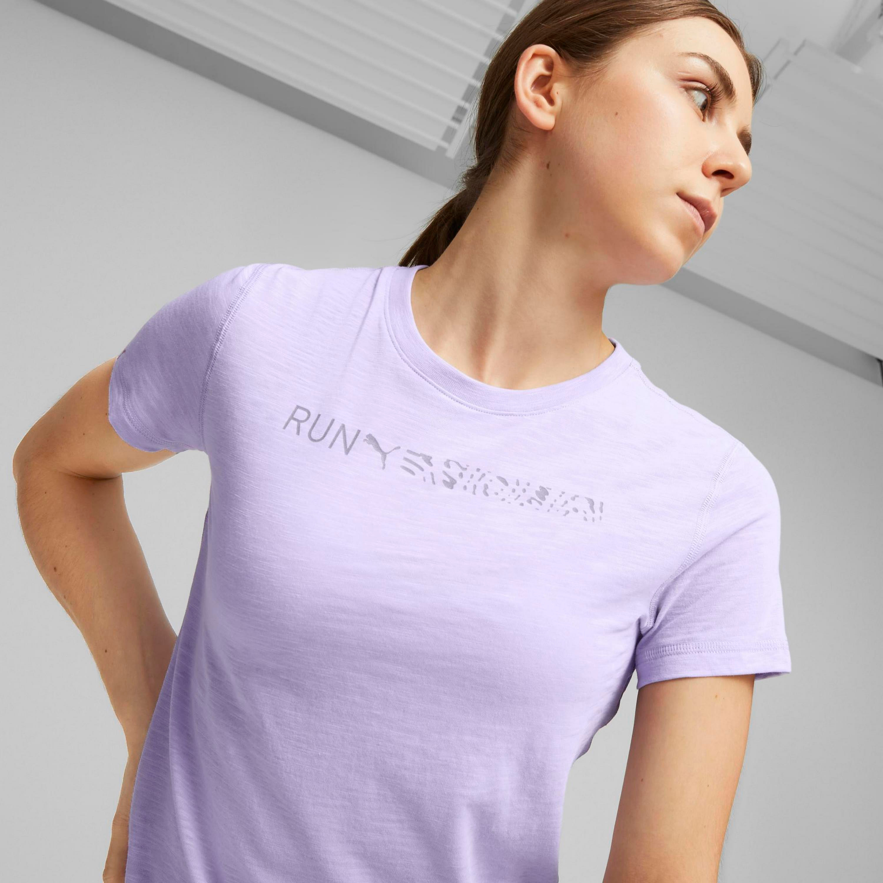 تي شيرت من بوما جرافيك رن للنساء | 524209-women-clothing-tshirts-image-1
