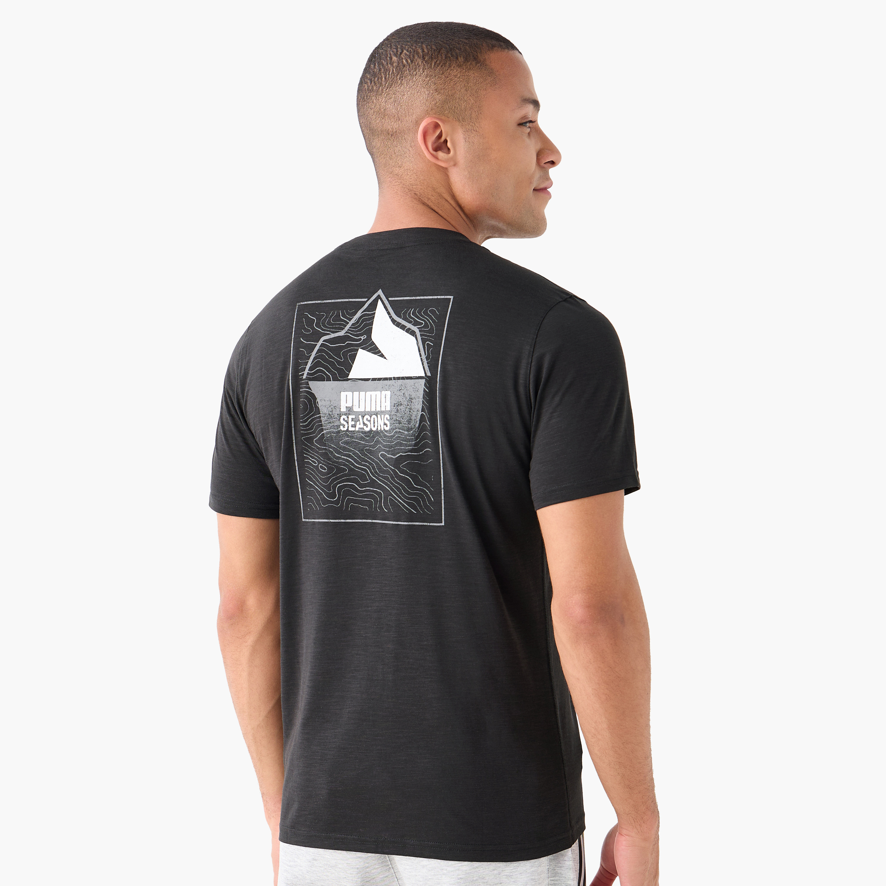 تيشيرت جرافيك سيزونز تريل للرجال من بوما | OE-men-clothing-sportswearandactivewear-tshirtsandpolos-image-1