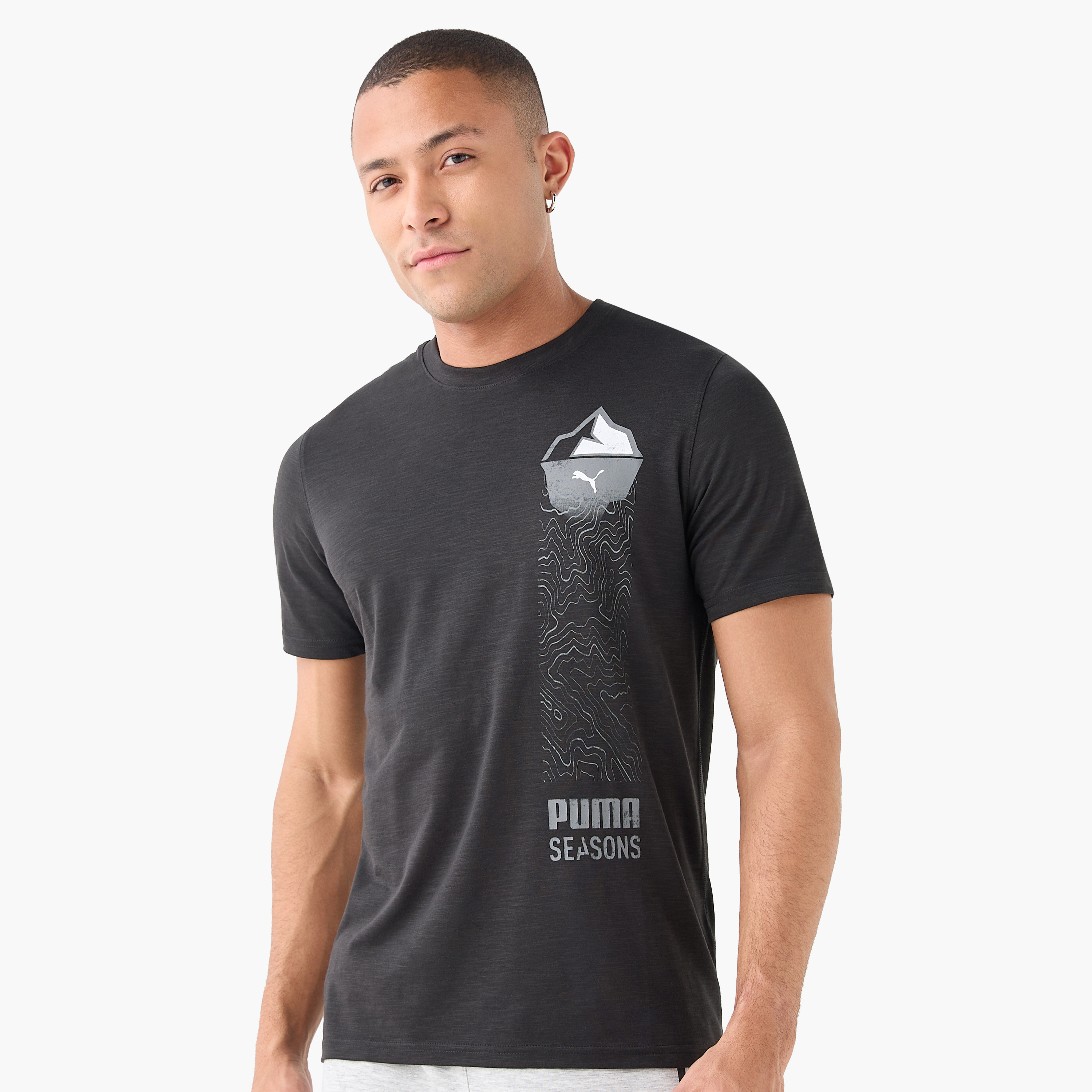 تيشيرت جرافيك سيزونز تريل للرجال من بوما | OE-men-clothing-sportswearandactivewear-tshirtsandpolos-image-3