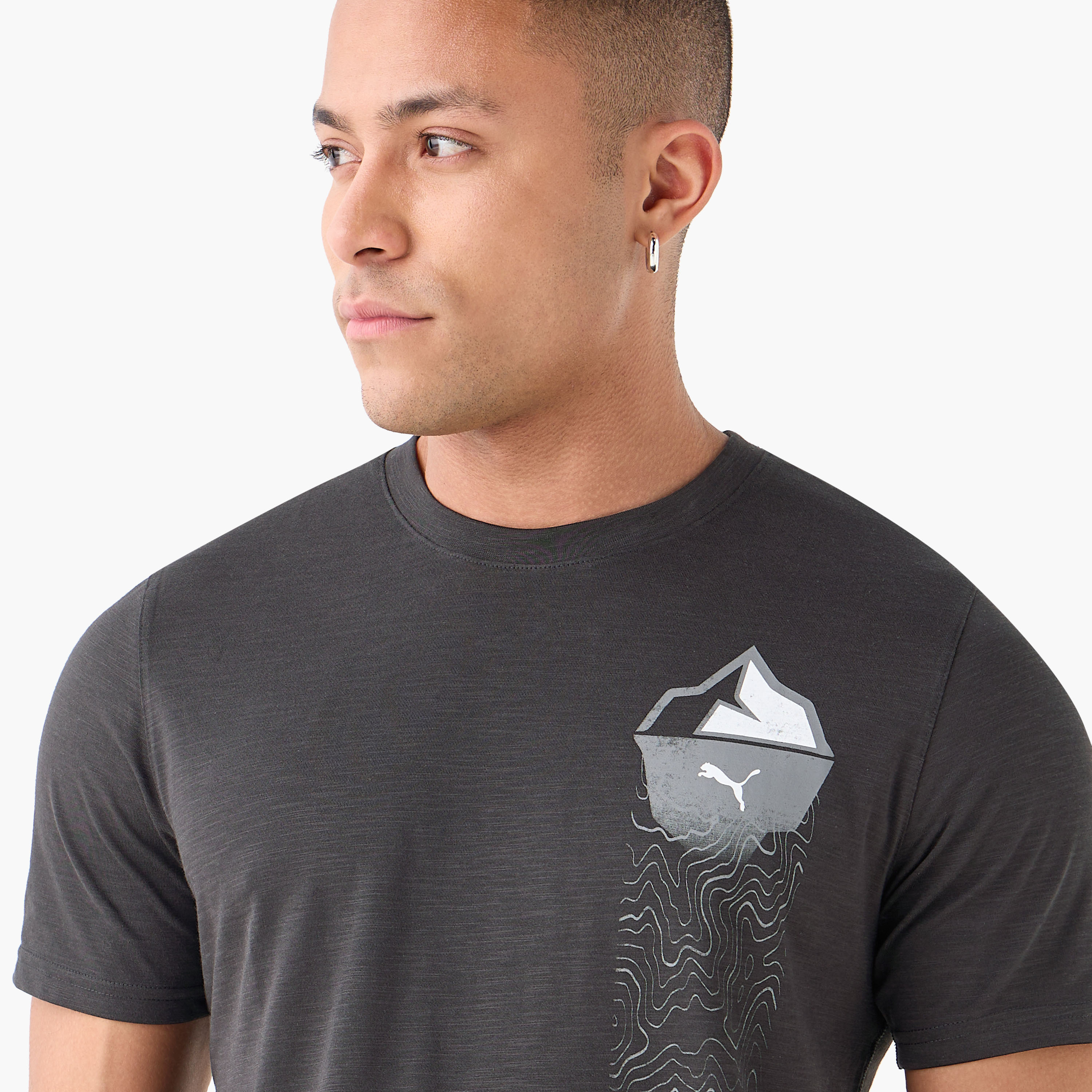 تيشيرت جرافيك سيزونز تريل للرجال من بوما | OE-men-clothing-sportswearandactivewear-tshirtsandpolos-image-4