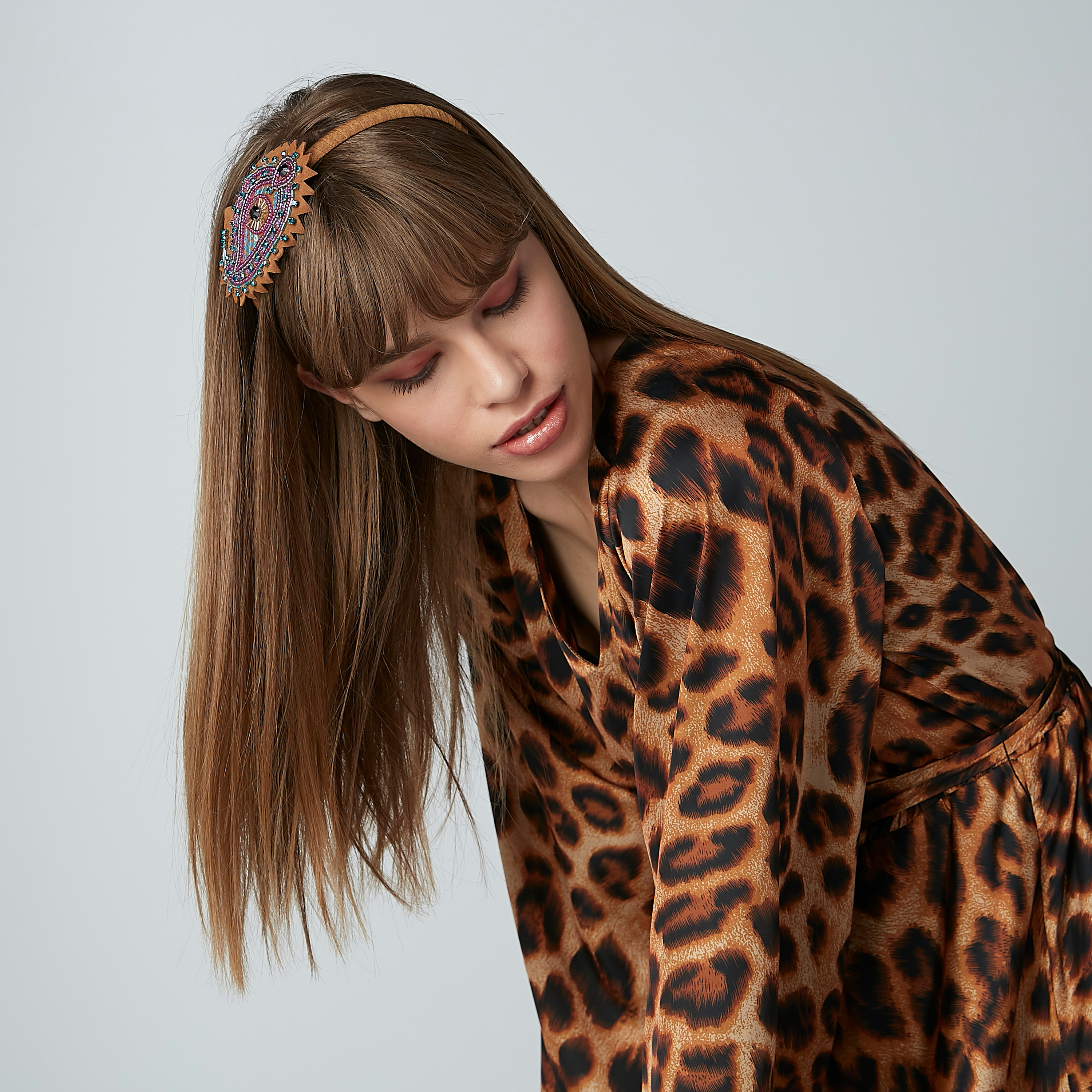 فستان طويل بياقة V وأكمام واسعة وطبعات حيوانات-women-clothing-dresses-image-1