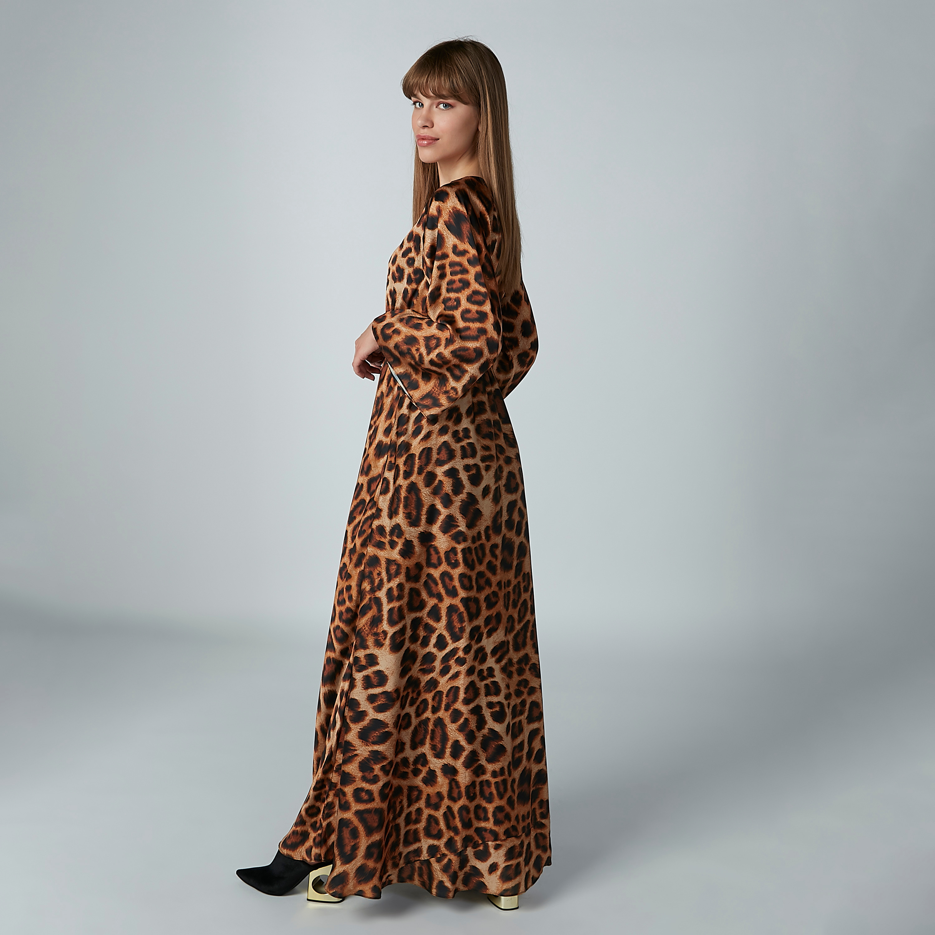 فستان طويل بياقة V وأكمام واسعة وطبعات حيوانات-women-clothing-dresses-image-7