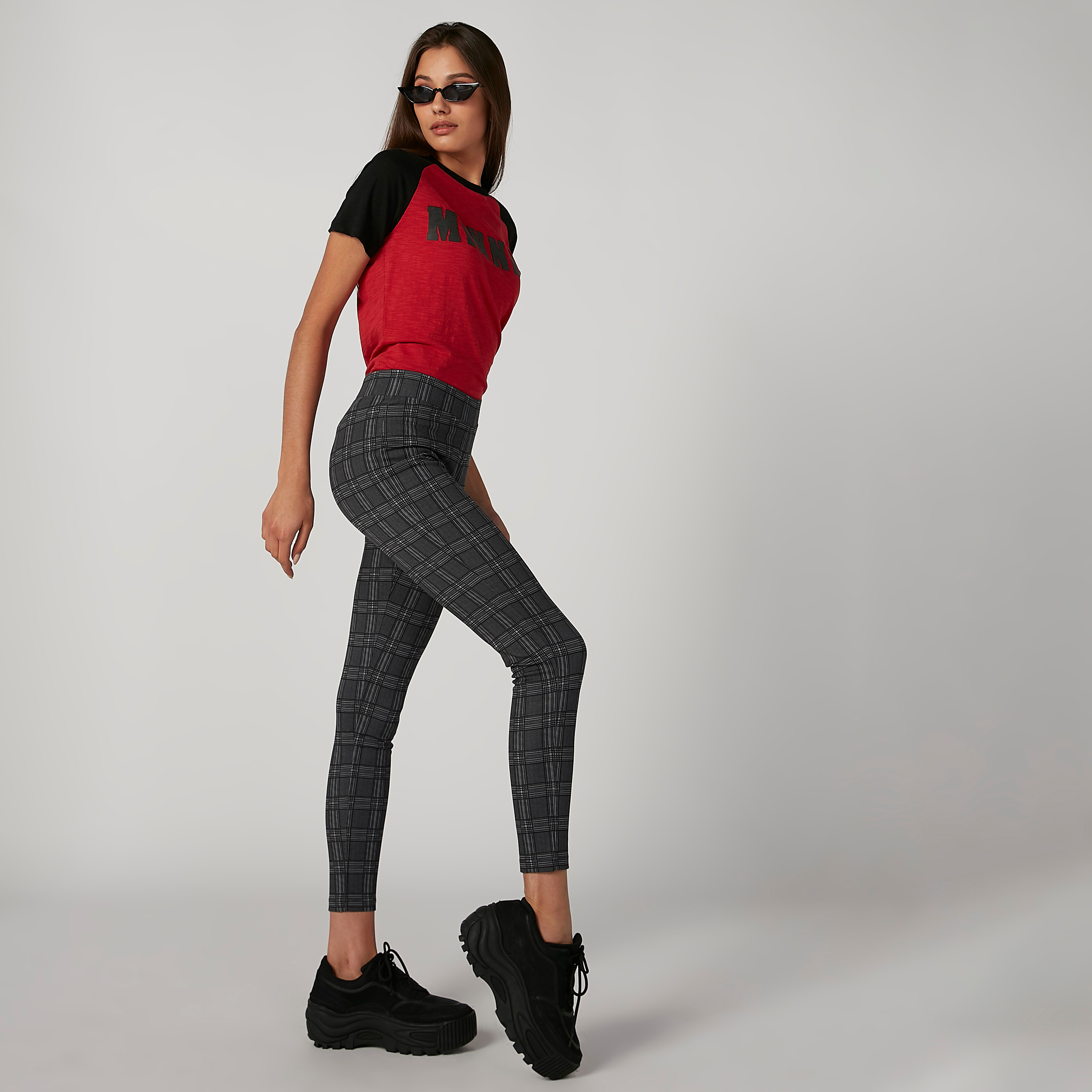 بنطلون جينز ضيّق سكيني كاروهات بخصر مطّاطي متوسط الارتفاع-women-clothing-bottoms-leggings-image-3