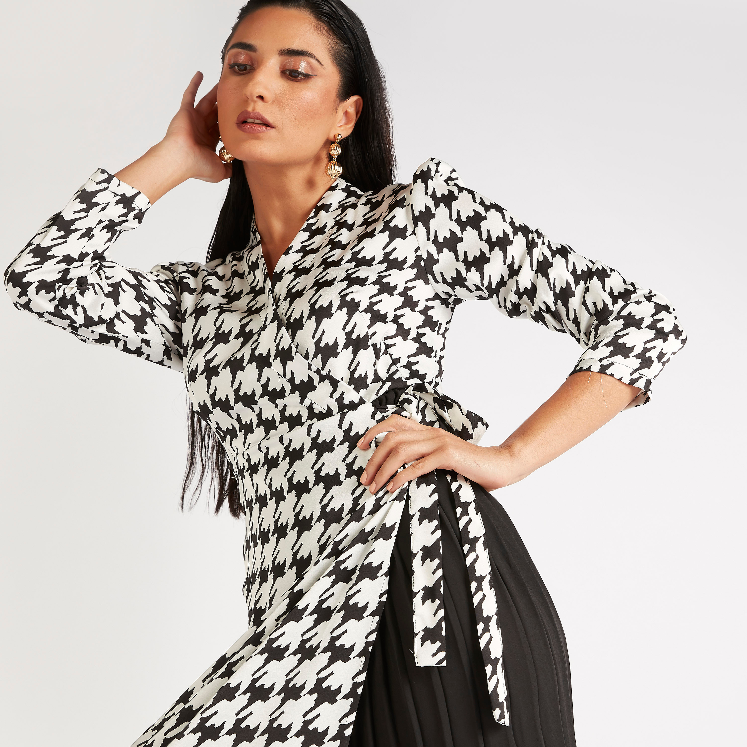 فستان طويل كاروهات أبيض وأسود ملفوف بأكمام طويلة-women-clothing-dresses-image-3