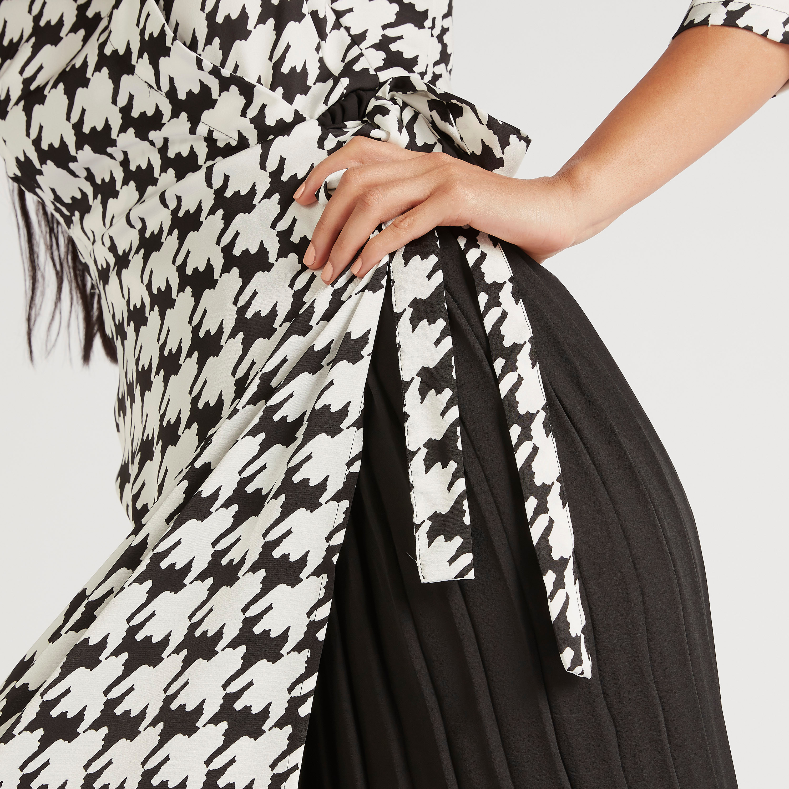 فستان طويل كاروهات أبيض وأسود ملفوف بأكمام طويلة-women-clothing-dresses-image-8