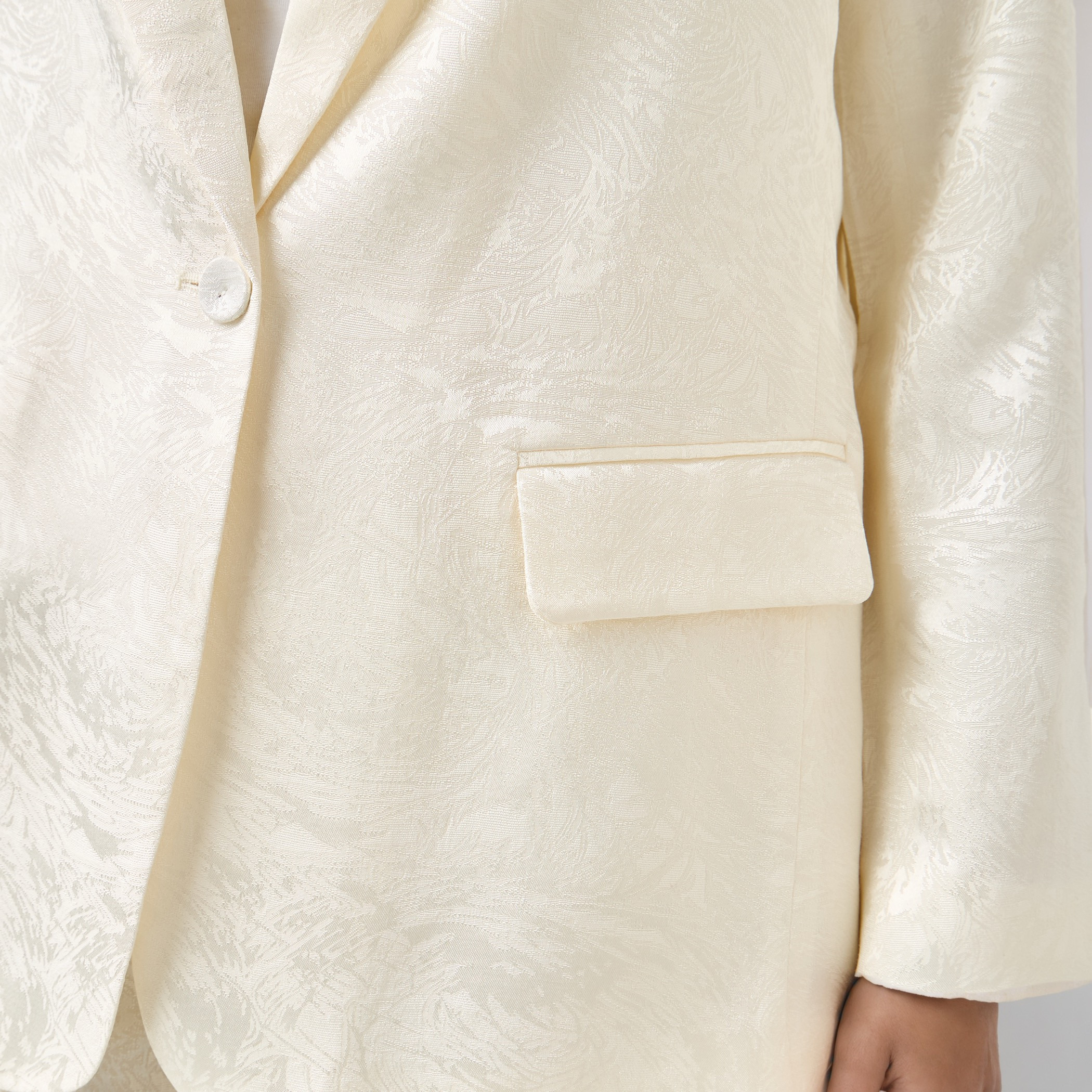 جاكيت بليزر جاكار بارز الملمس بياقة مطوية وجيوب-women-clothing-coatsandjackets-blazers-image-2