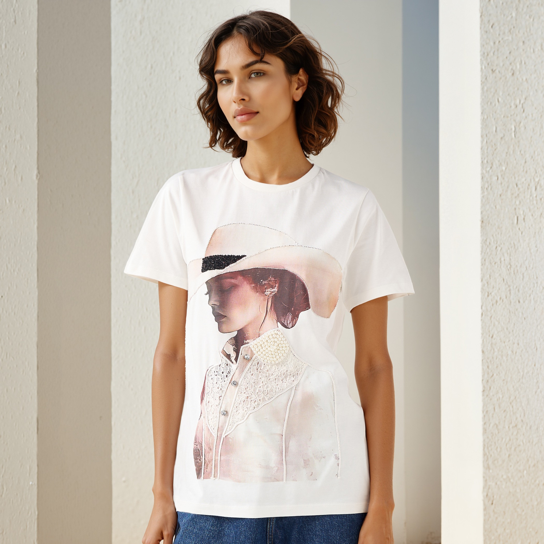 تيشيرت بياقة ضيقة وطبعات جرافيك-women-clothing-tshirts-image-1