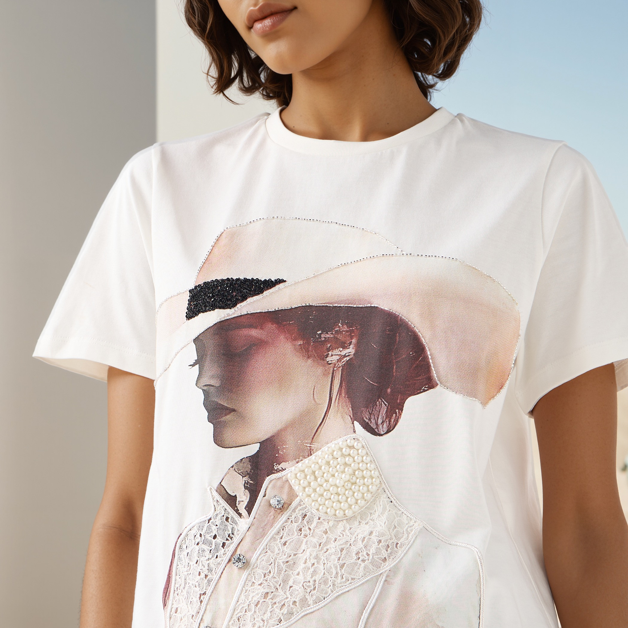 تيشيرت بياقة ضيقة وطبعات جرافيك-women-clothing-tshirts-image-4