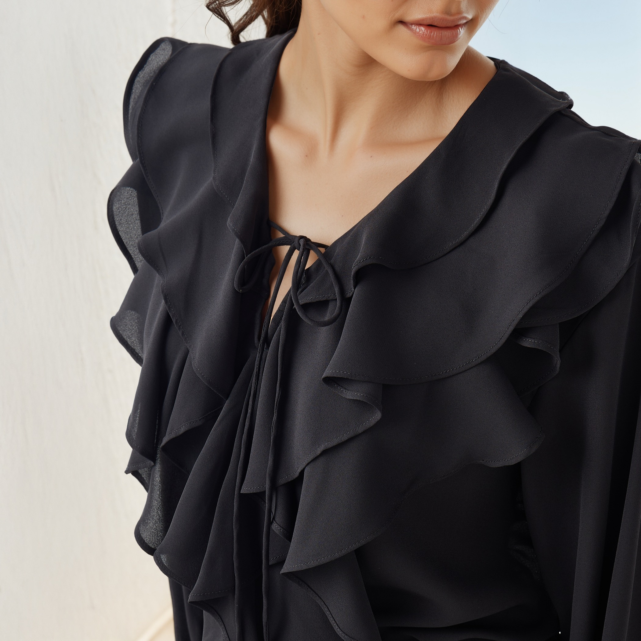 بلوزة بتفاصيل كشكش وبرباط على العنق وأكمام طويلة-women-clothing-shirtsandblouses-blouses-image-11
