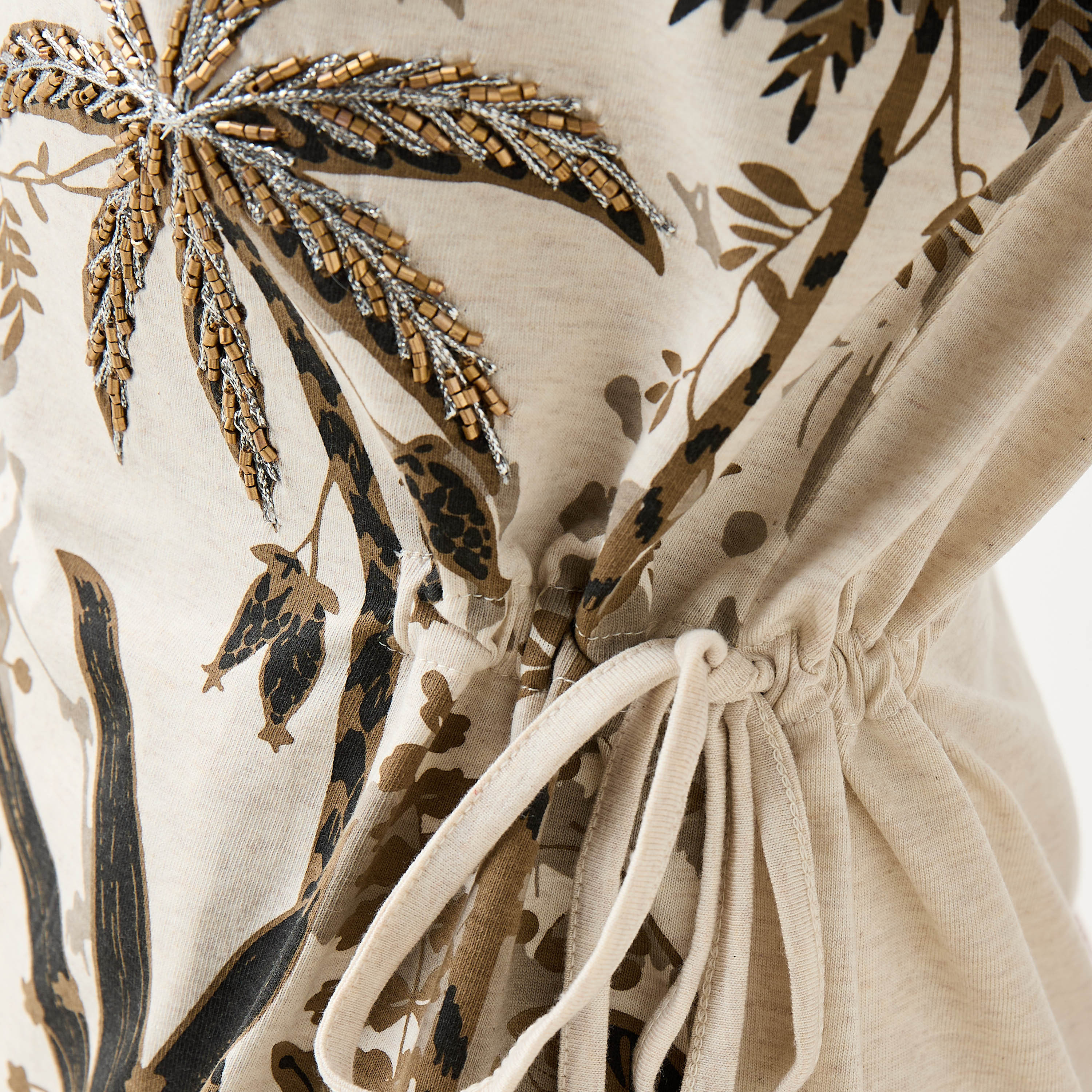 تيشيرت مزين بياقة مستديرة وطبعات نخيل-women-clothing-tshirts-image-6