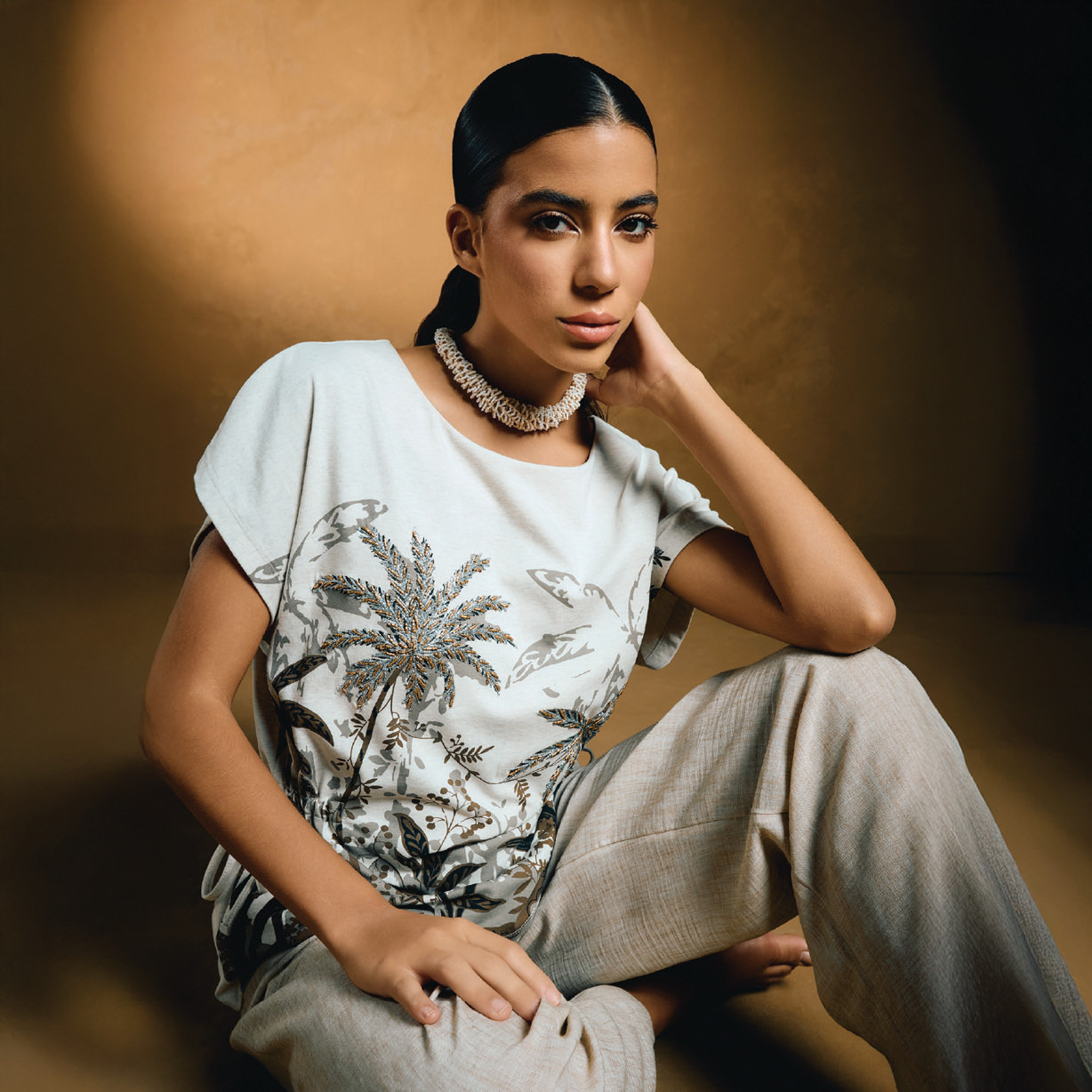 تيشيرت مزين بياقة مستديرة وطبعات نخيل-women-clothing-tshirts-image-1