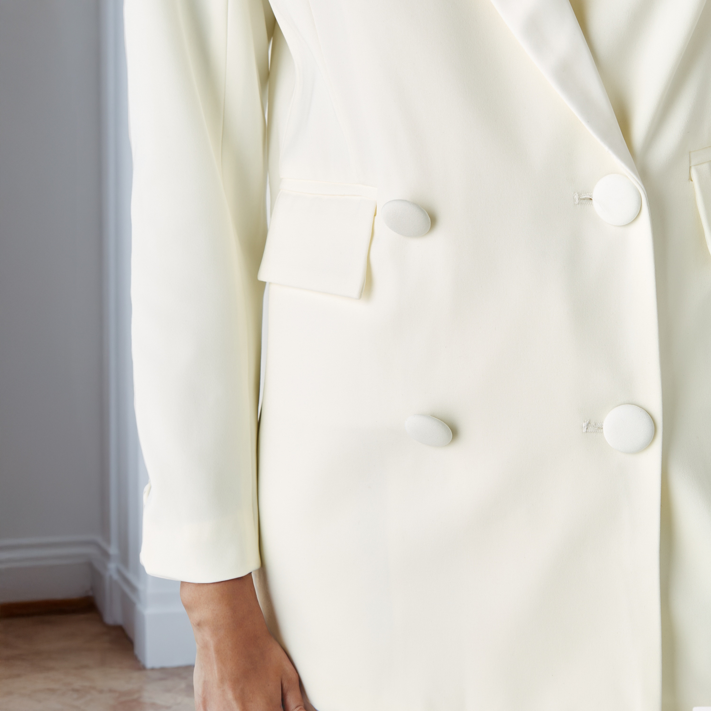 جاكيت بليزر بوليستر مزين بياقة مطوية-women-clothing-coatsandjackets-blazers-image-2