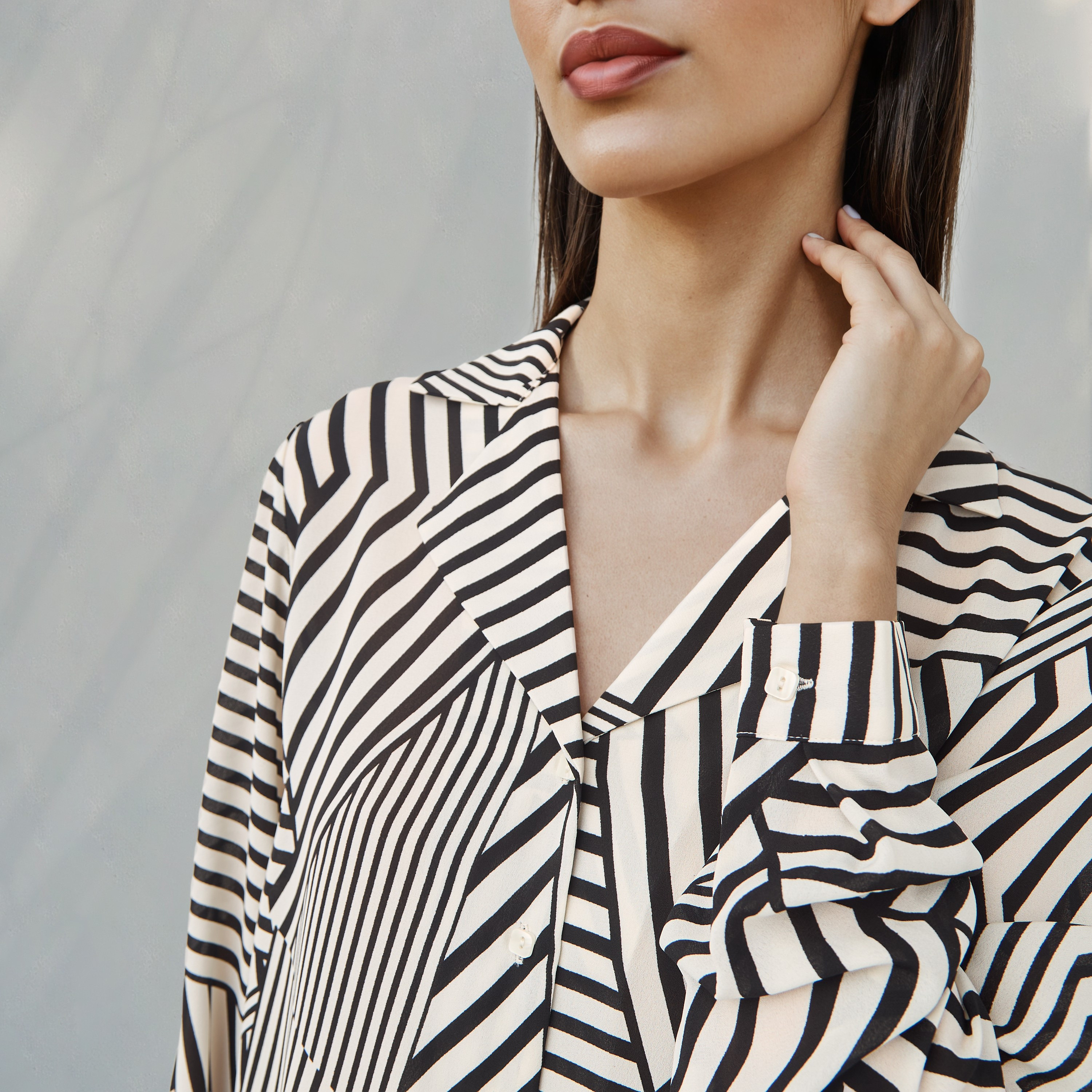قميص بياقة مطوية وطبعات-women-clothing-shirtsandblouses-shirts-image-5