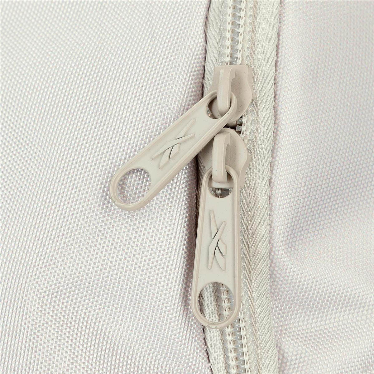 شنطة ظهر مدرسية بأحزمة قابلة للتعديل وسحاب إغلاق وطبعات شعار من ريبوك - 38x19x43 سم-school-bagsandbackpacks-backpacks-image-3