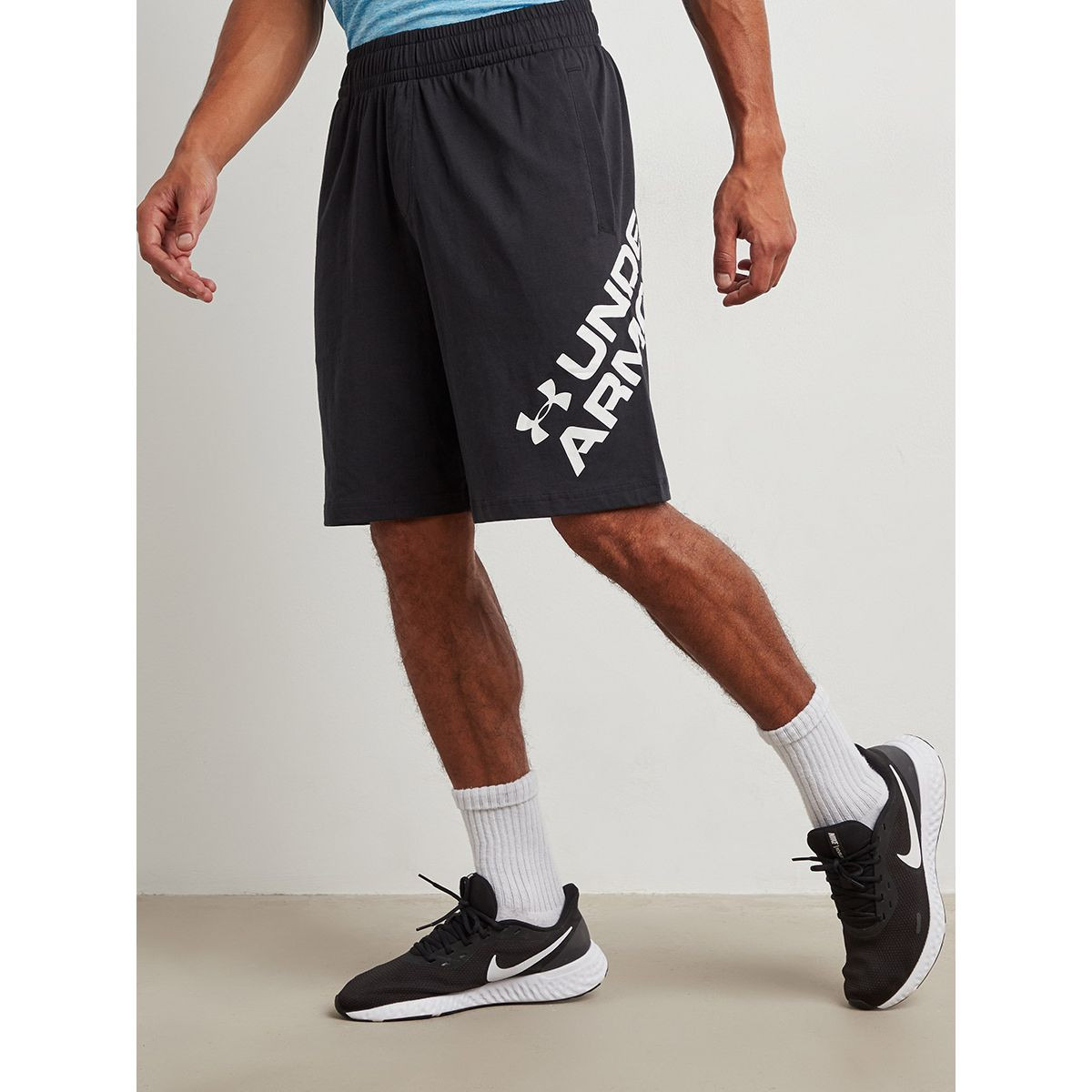 شورت رياضي مطبوع بجيوب من أندر آرمور-men-clothing-bottoms-shorts-image-1