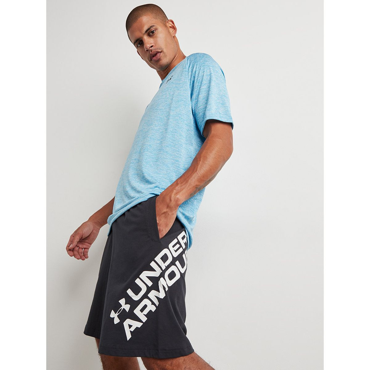 شورت رياضي مطبوع بجيوب من أندر آرمور-men-clothing-bottoms-shorts-image-2