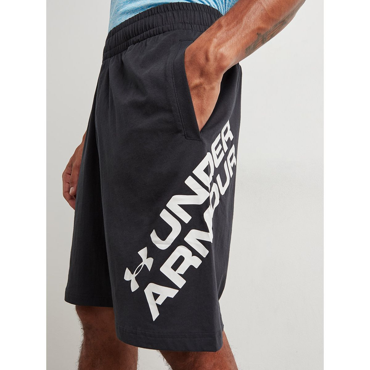 شورت رياضي مطبوع بجيوب من أندر آرمور-men-clothing-bottoms-shorts-image-3