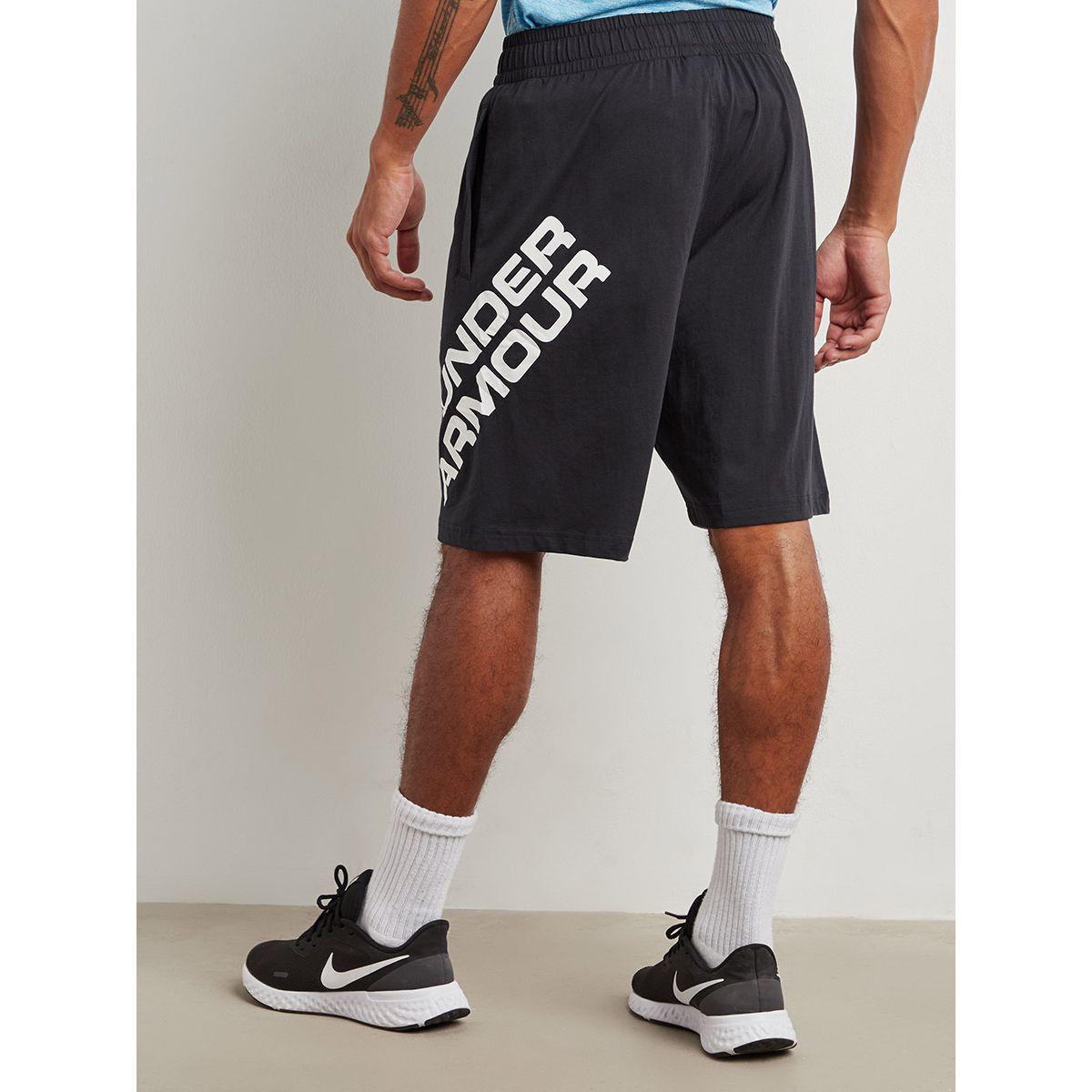 شورت رياضي مطبوع بجيوب من أندر آرمور-men-clothing-bottoms-shorts-image-4