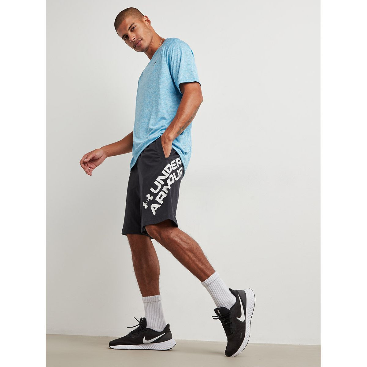 شورت رياضي مطبوع بجيوب من أندر آرمور-men-clothing-bottoms-shorts-image-5
